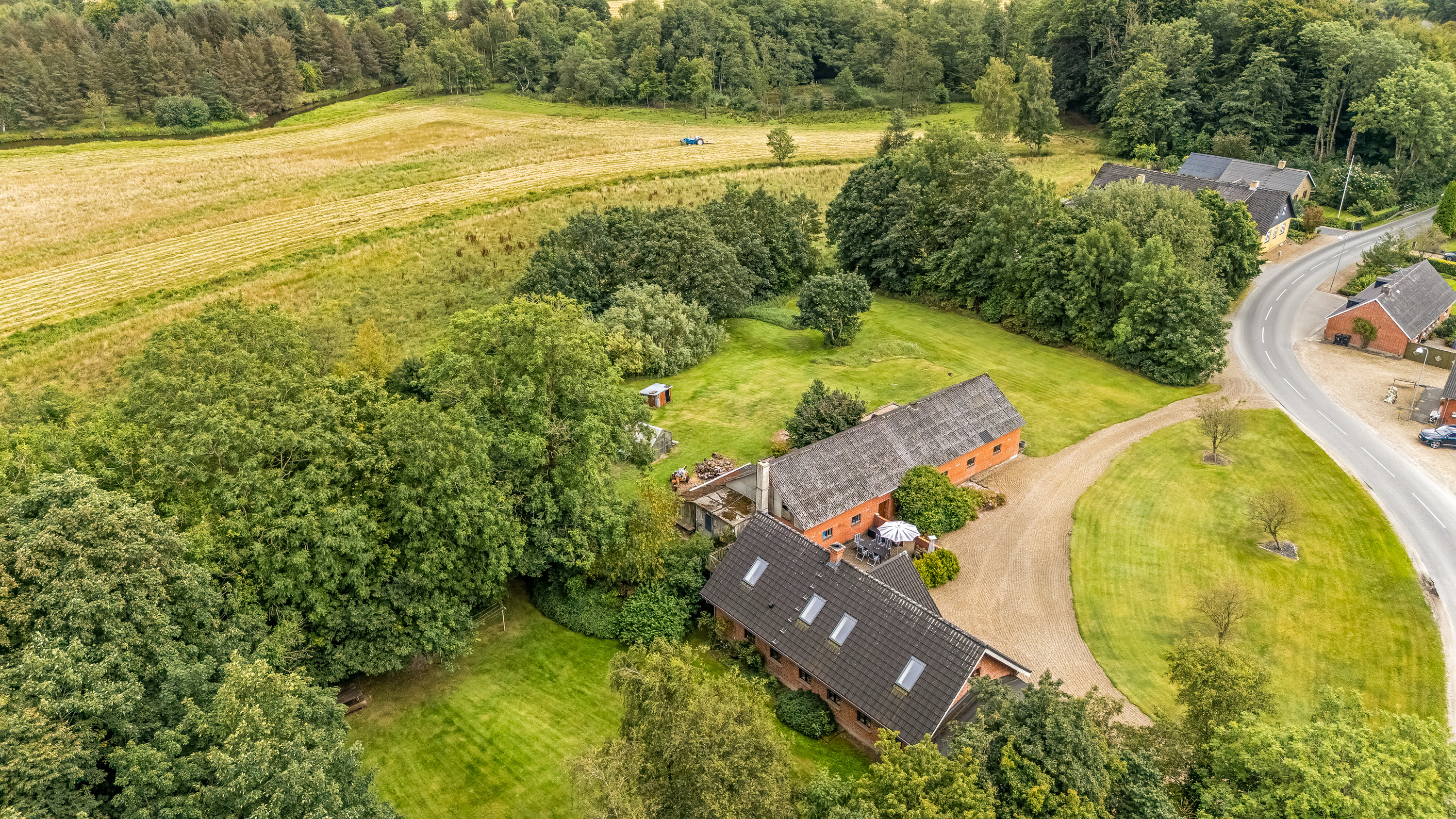 Fremhævet luftfoto billede i fuldskærmstilstand. Billede af Karupvej 59, Fårbæk, 7470 Karup J