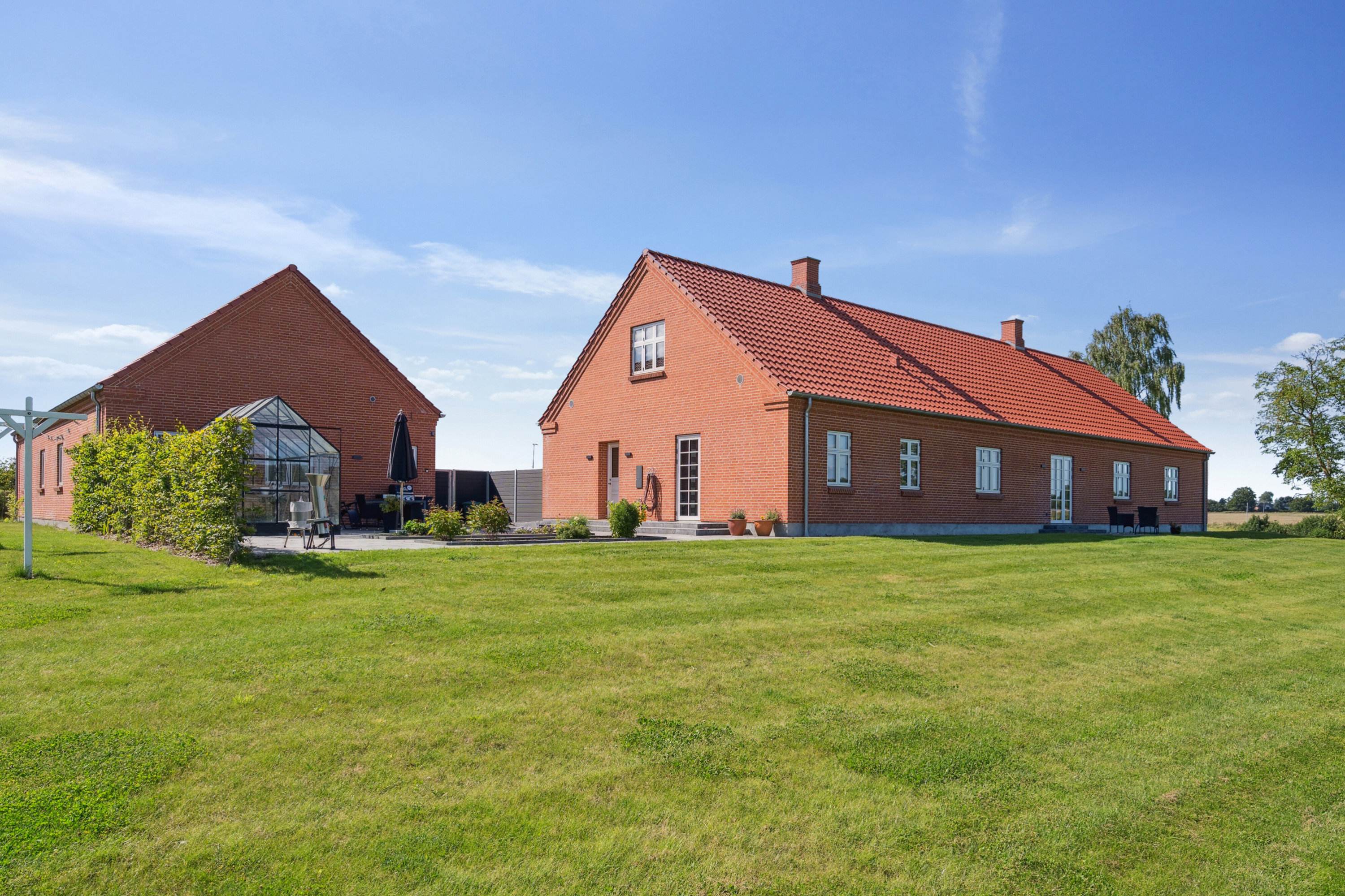 Miniaturebillede 2: set fra haven. Billede af Bøgildshøjvej 10, Fangel, 5260 Odense S