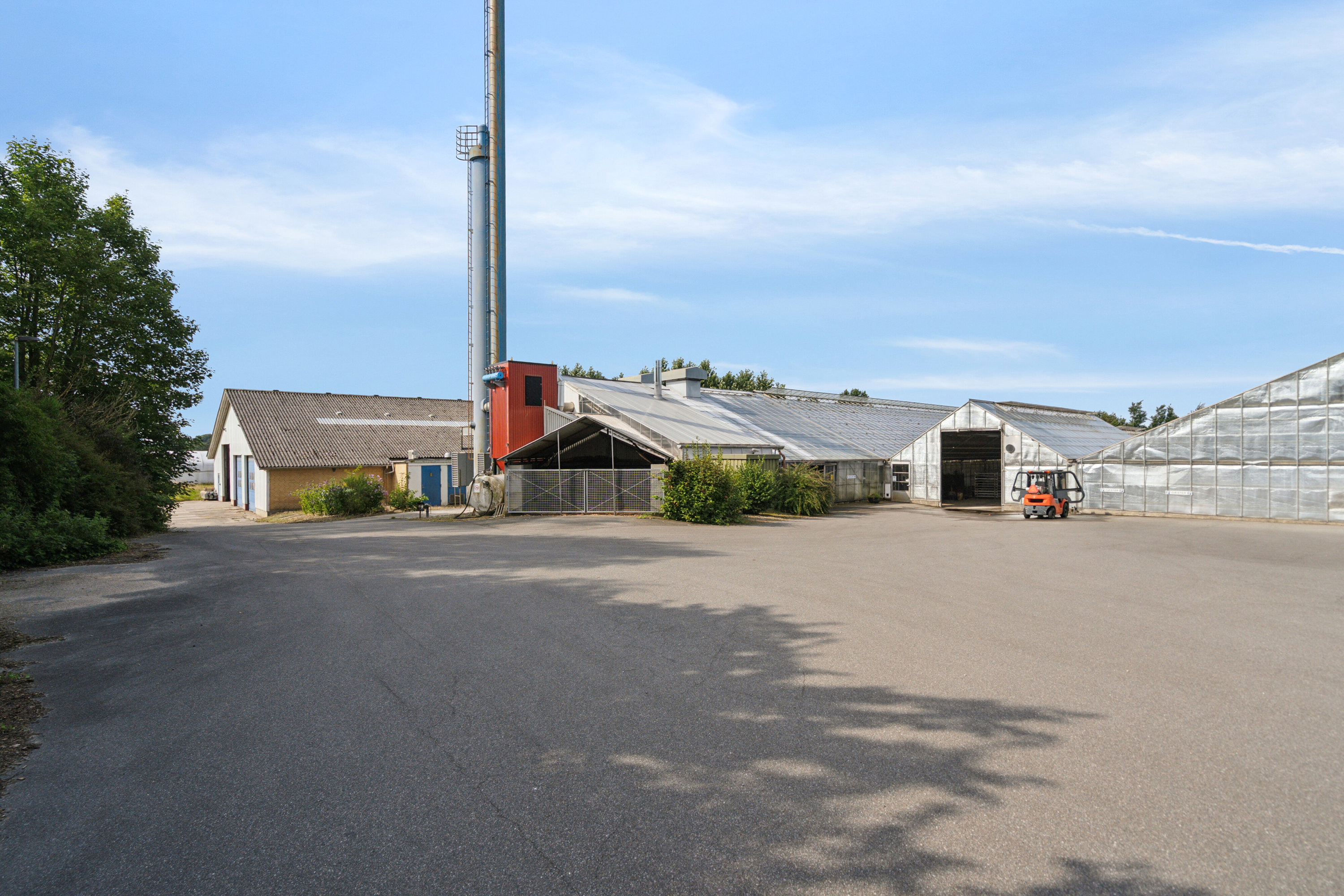 Miniaturebillede 2: indkørsel gartneriet. Billede af Neversvej 40, 5690 Tommerup