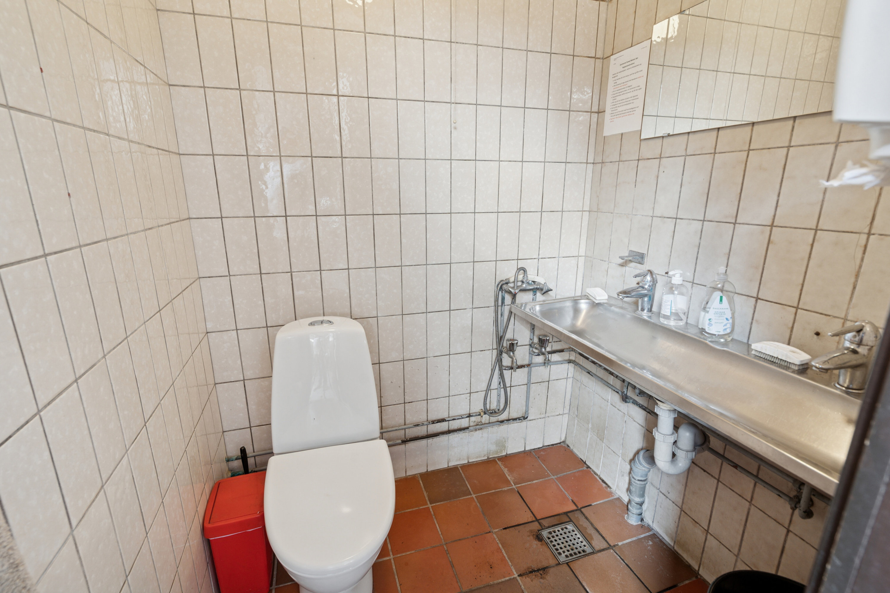 Fremhævet toilet gartneri billede i fuldskærmstilstand. Billede af Neversvej 40, 5690 Tommerup