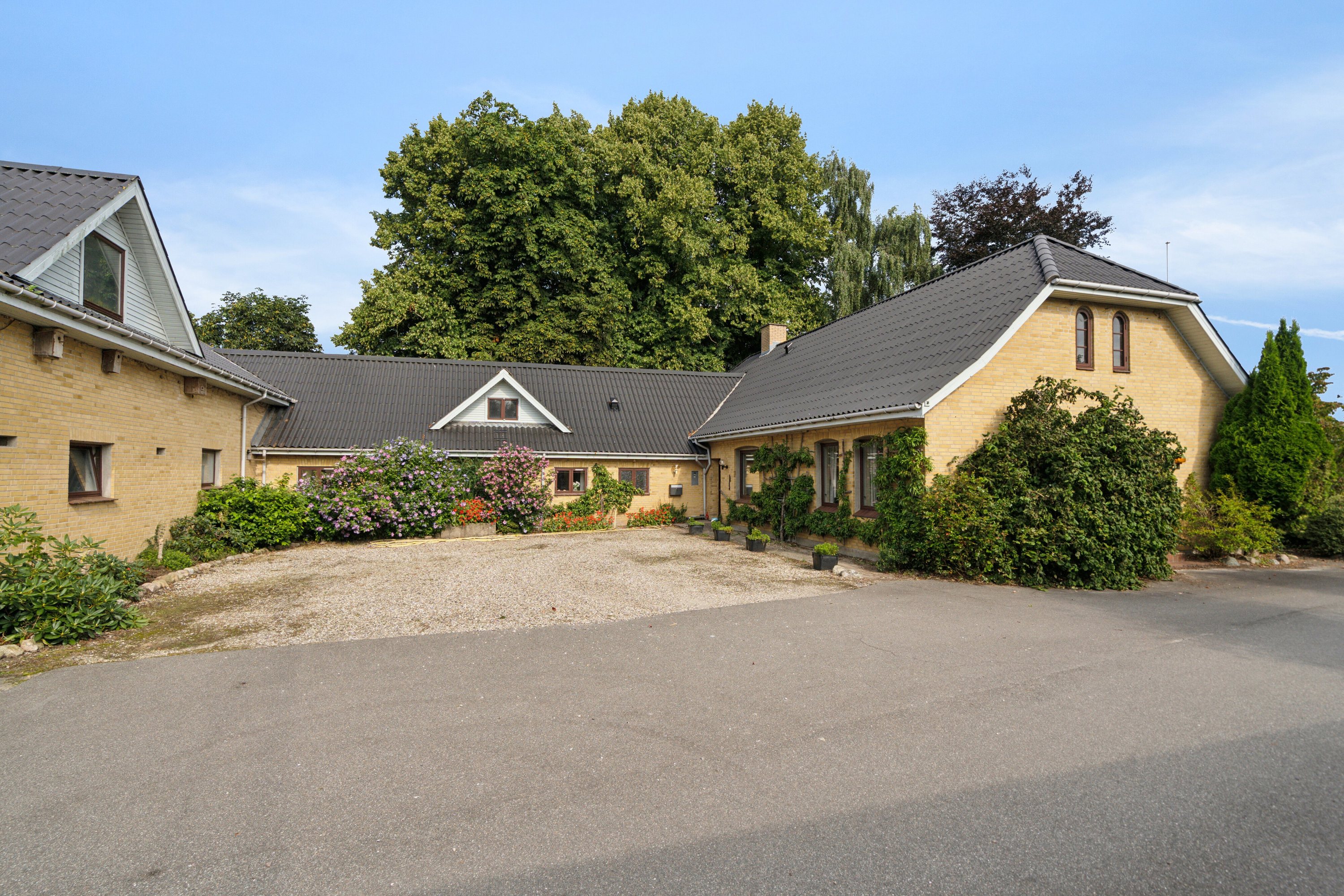 Fremhævet gårdsplads n38 billede i fuldskærmstilstand. Billede af Neversvej 40, 5690 Tommerup