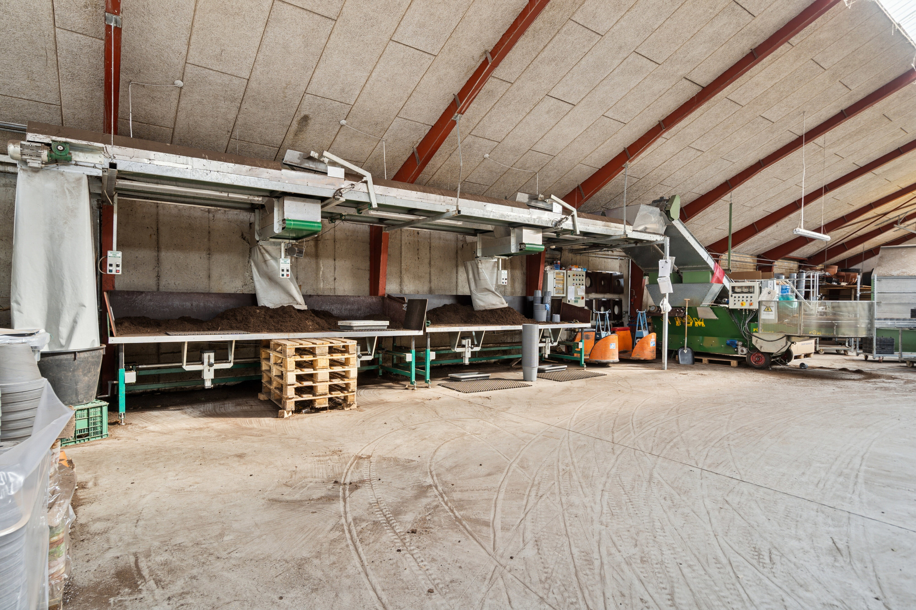 Fremhævet isoleret hal - pottemaskine billede i fuldskærmstilstand. Billede af Neversvej 40, 5690 Tommerup