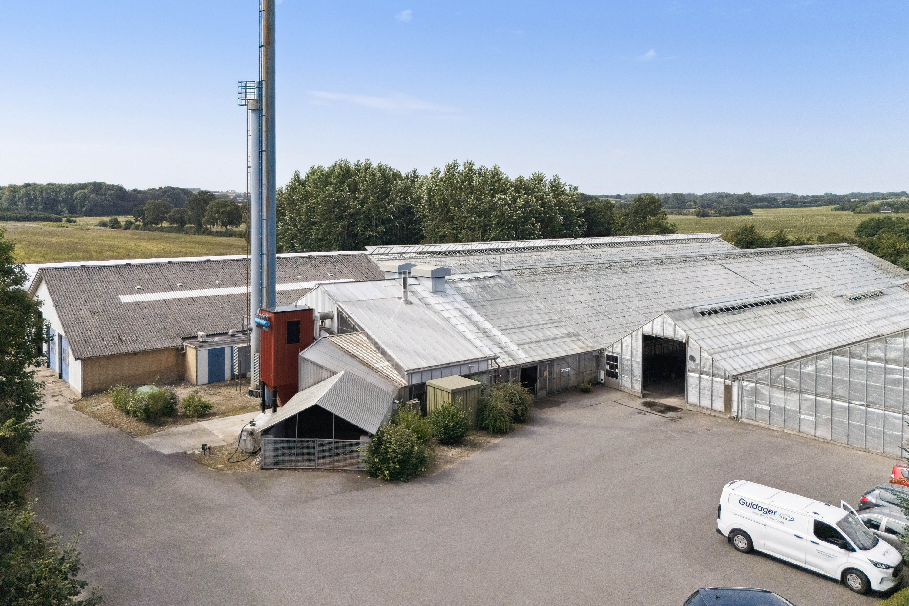 Fremhævet set fra sydøst/parkeringsareal billede i fuldskærmstilstand. Billede af Neversvej 40, 5690 Tommerup