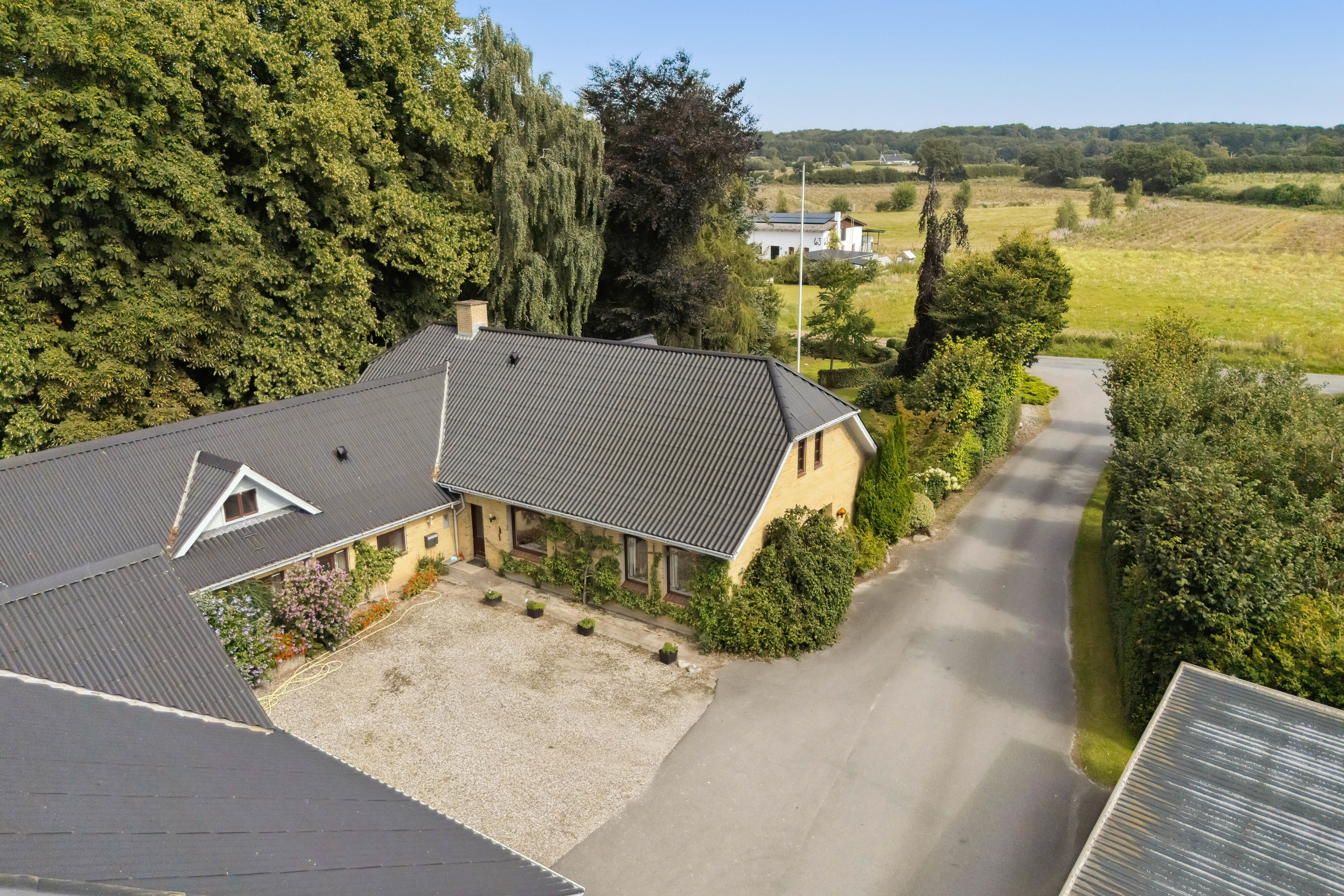 Fremhævet set fra syd mod nord ved indkørsel  billede i fuldskærmstilstand. Billede af Neversvej 40, 5690 Tommerup