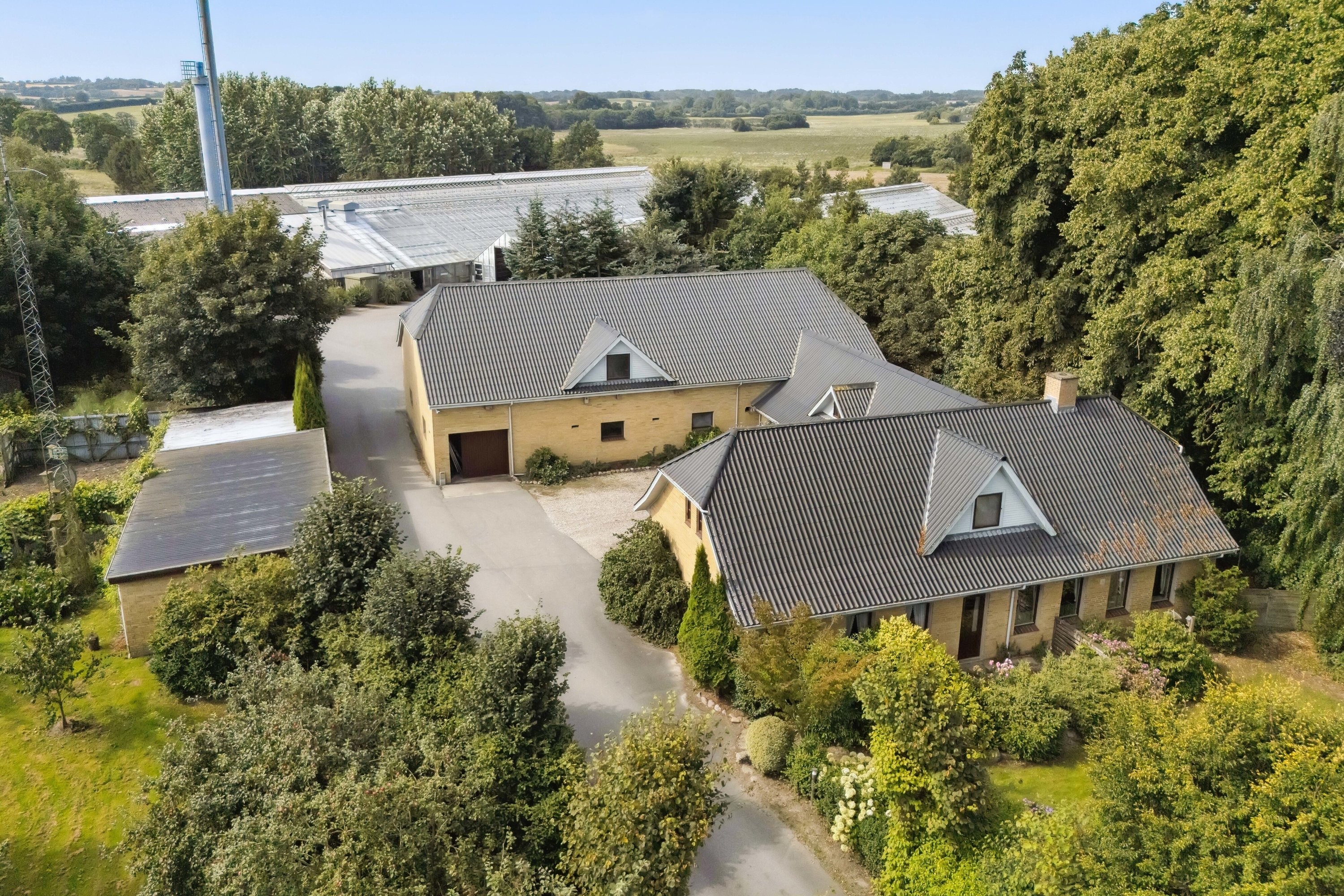 Fremhævet set fra vejen n38 og gartneri n40 billede i fuldskærmstilstand. Billede af Neversvej 40, 5690 Tommerup