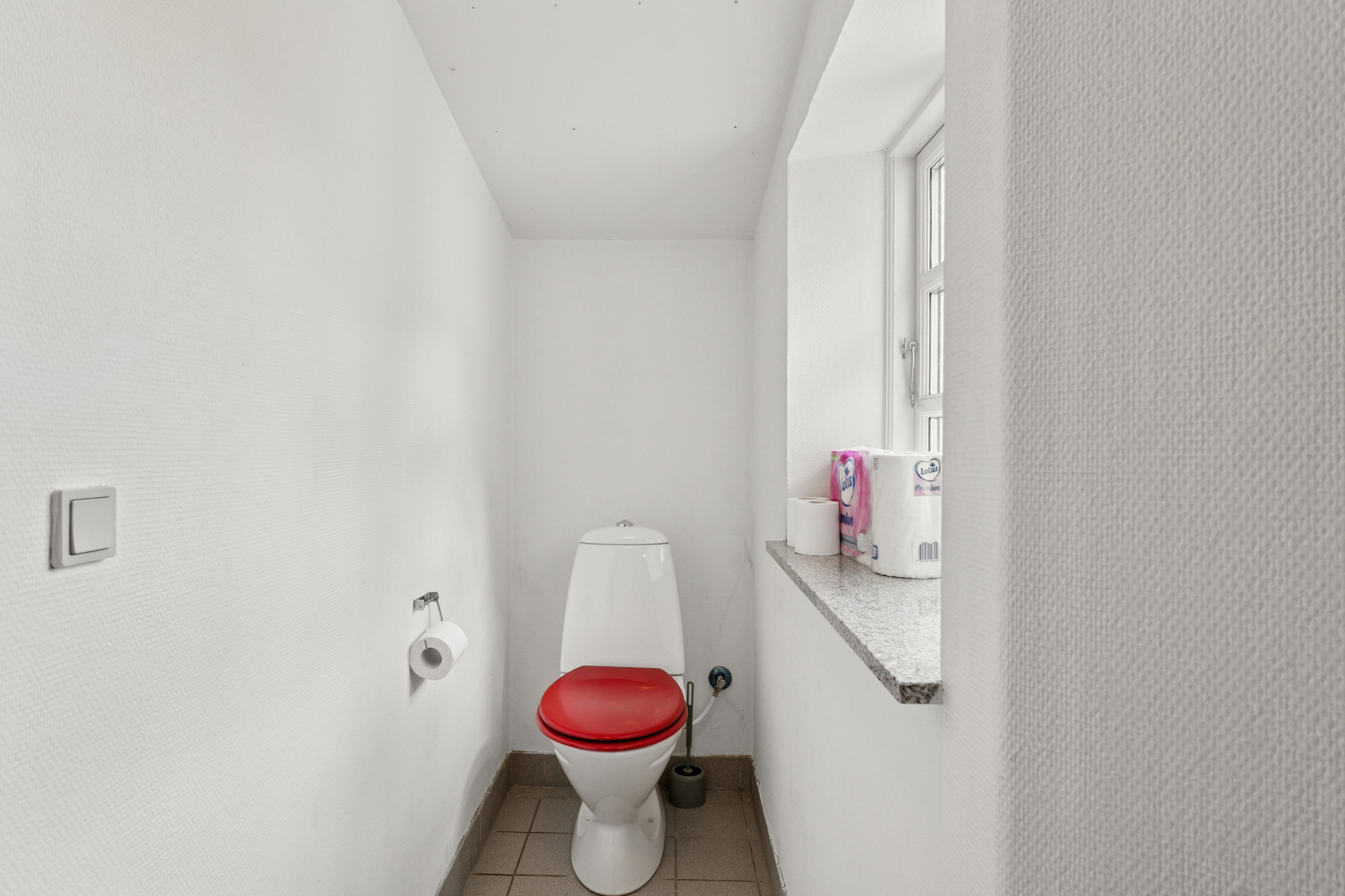 Fremhævet toilet billede i fuldskærmstilstand. Billede af Toftevej 8, V Hæsinge, 5672 Broby