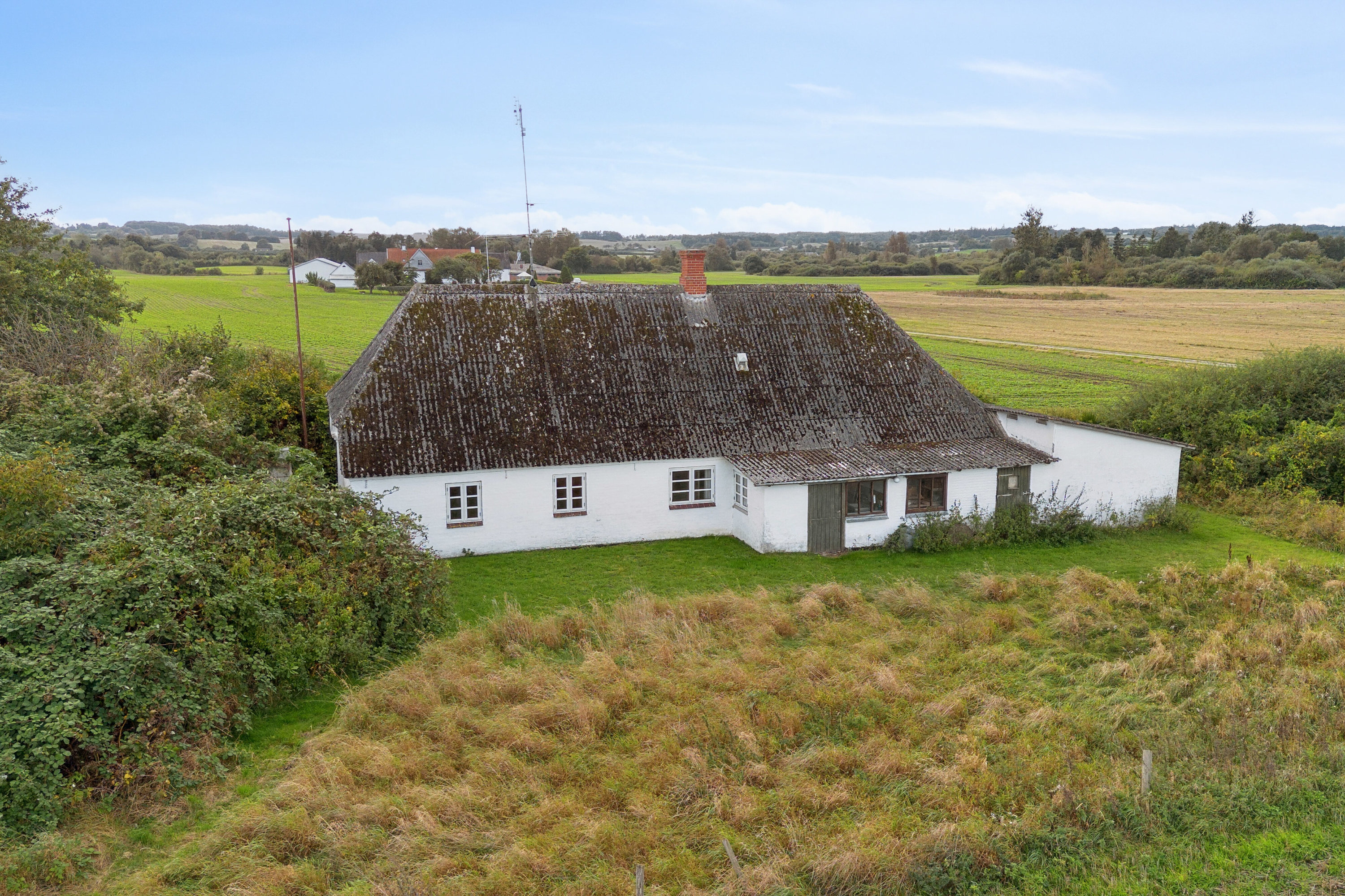 Fremhævet kig fra mark til  have billede i fuldskærmstilstand. Billede af Toftevej 8, V Hæsinge, 5672 Broby