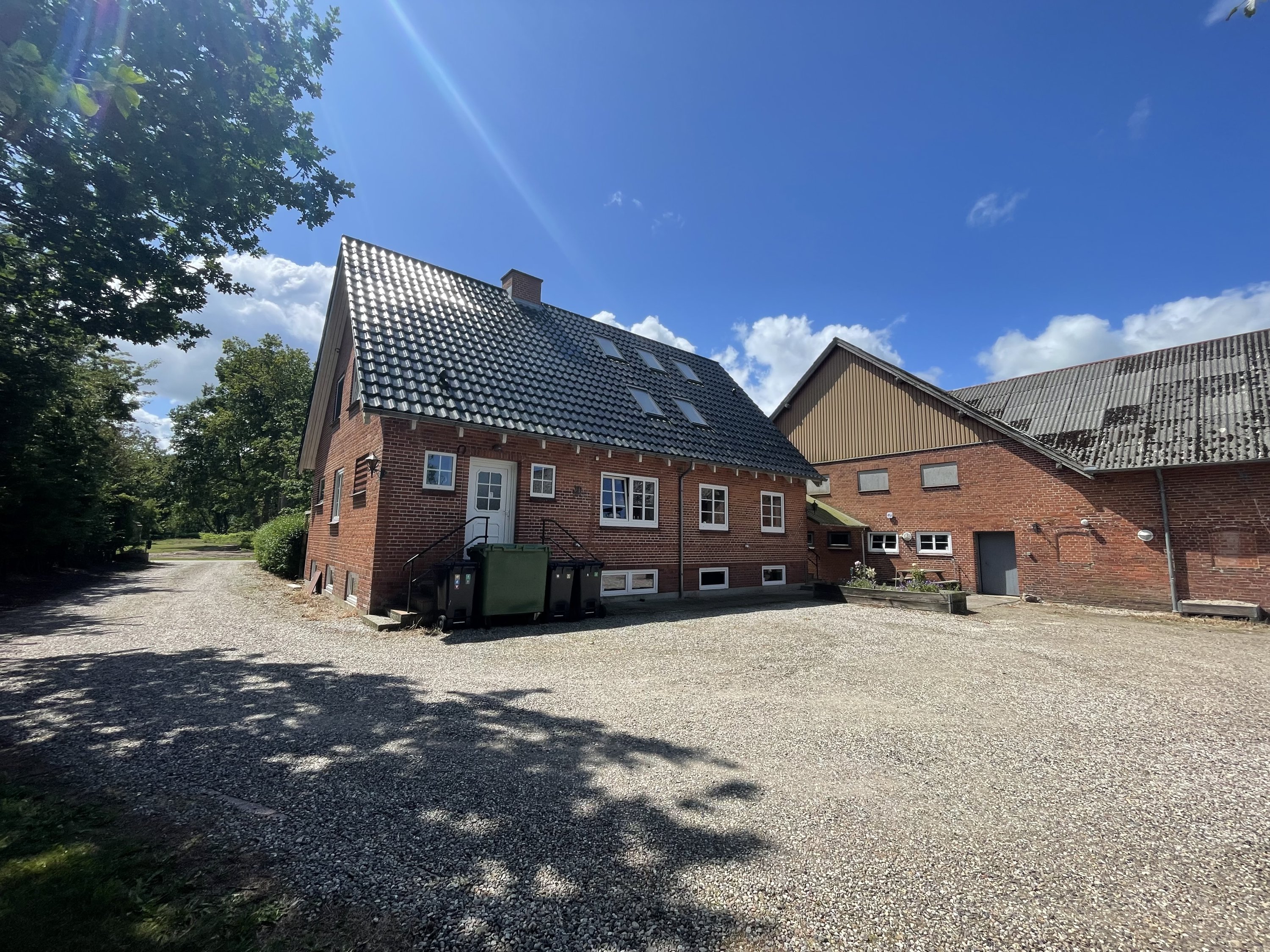 Fremhævet stuehus set fra gårdspladsen billede i fuldskærmstilstand. Billede af Åbølvej 16, 6372 Bylderup-Bov