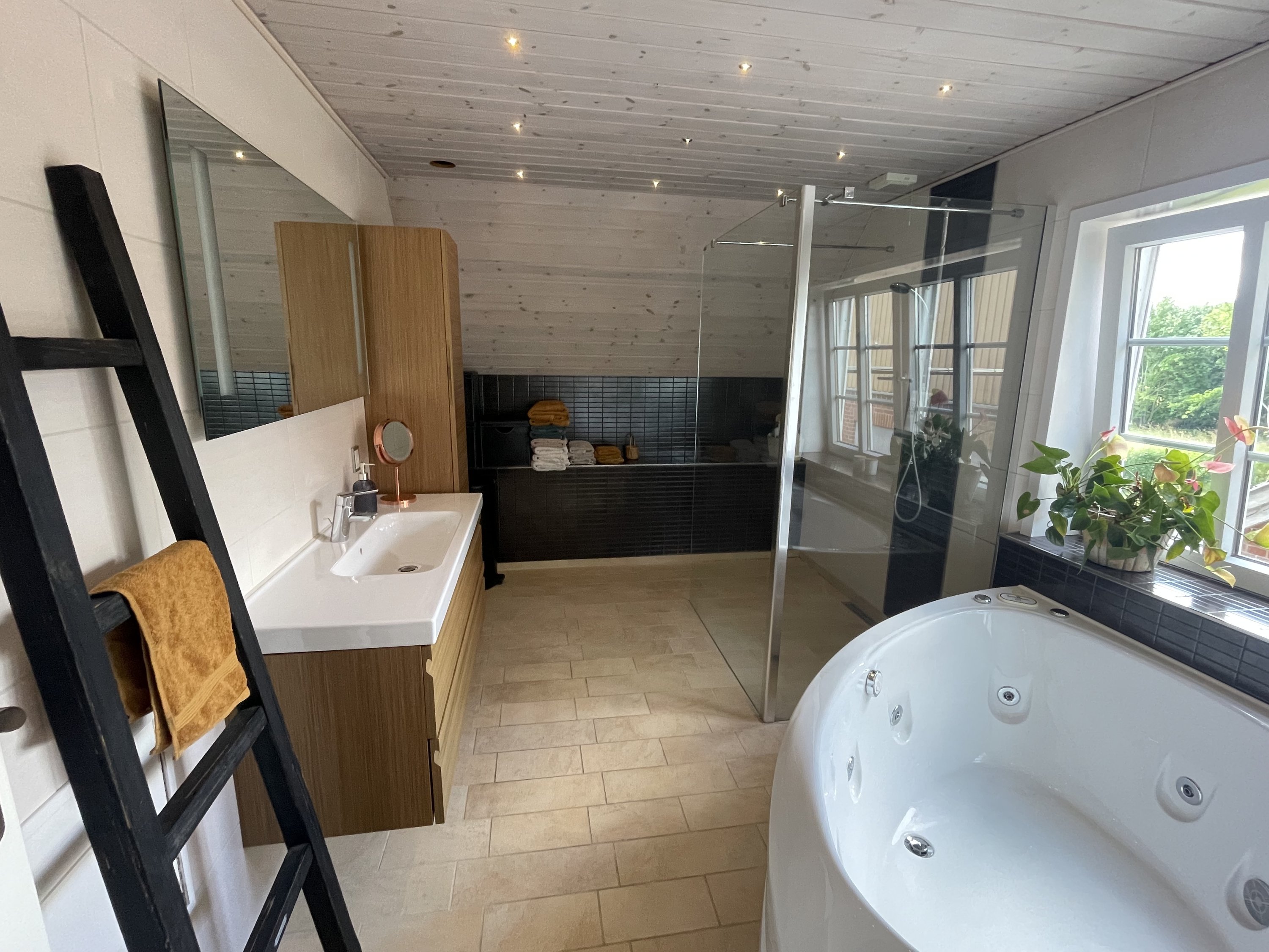 Fremhævet badeværelse på 1. sal billede i fuldskærmstilstand. Billede af Åbølvej 16, 6372 Bylderup-Bov