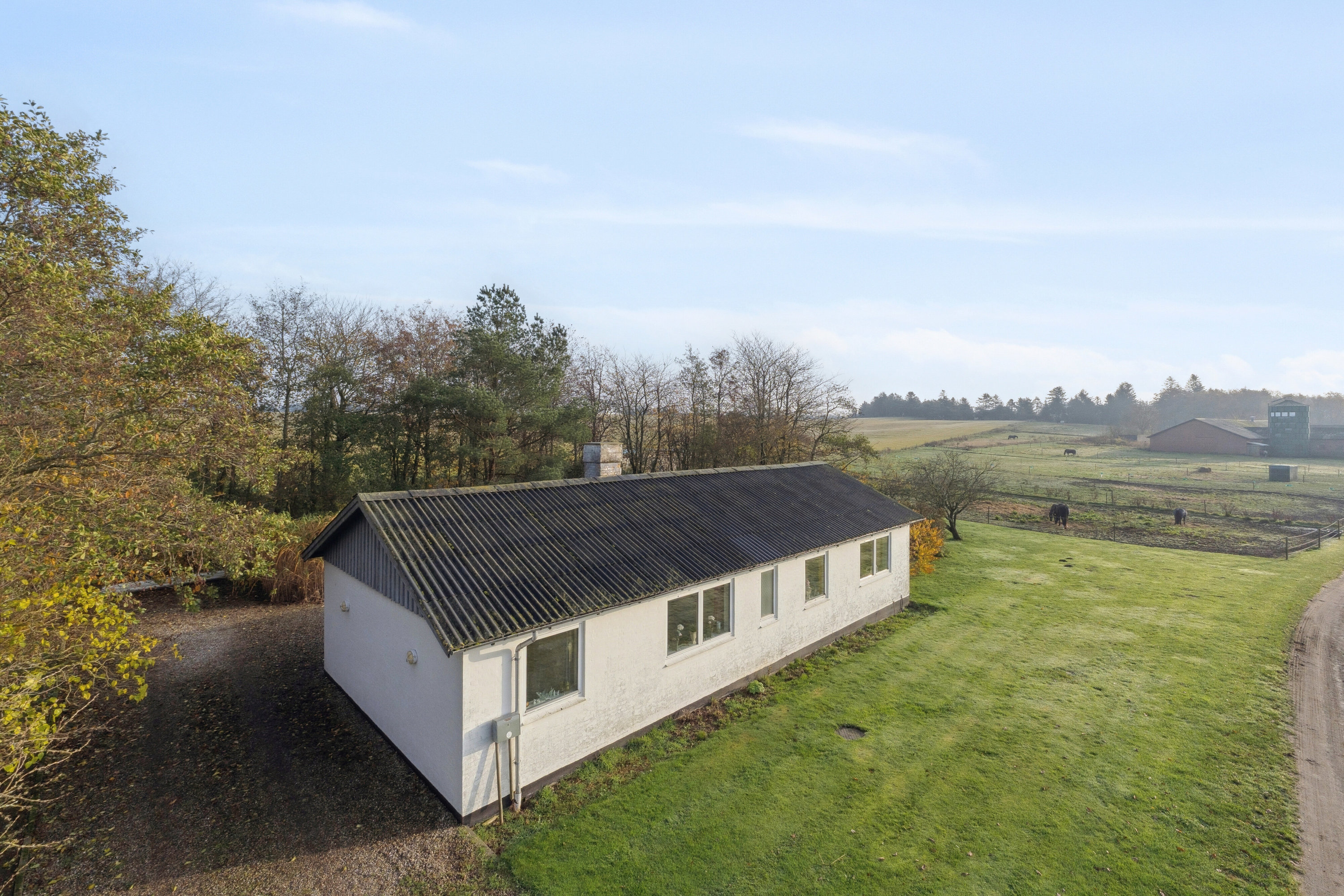 Fremhævet luftfoto billede i fuldskærmstilstand. Billede af Højstrupvej 24, 9750 Østervrå