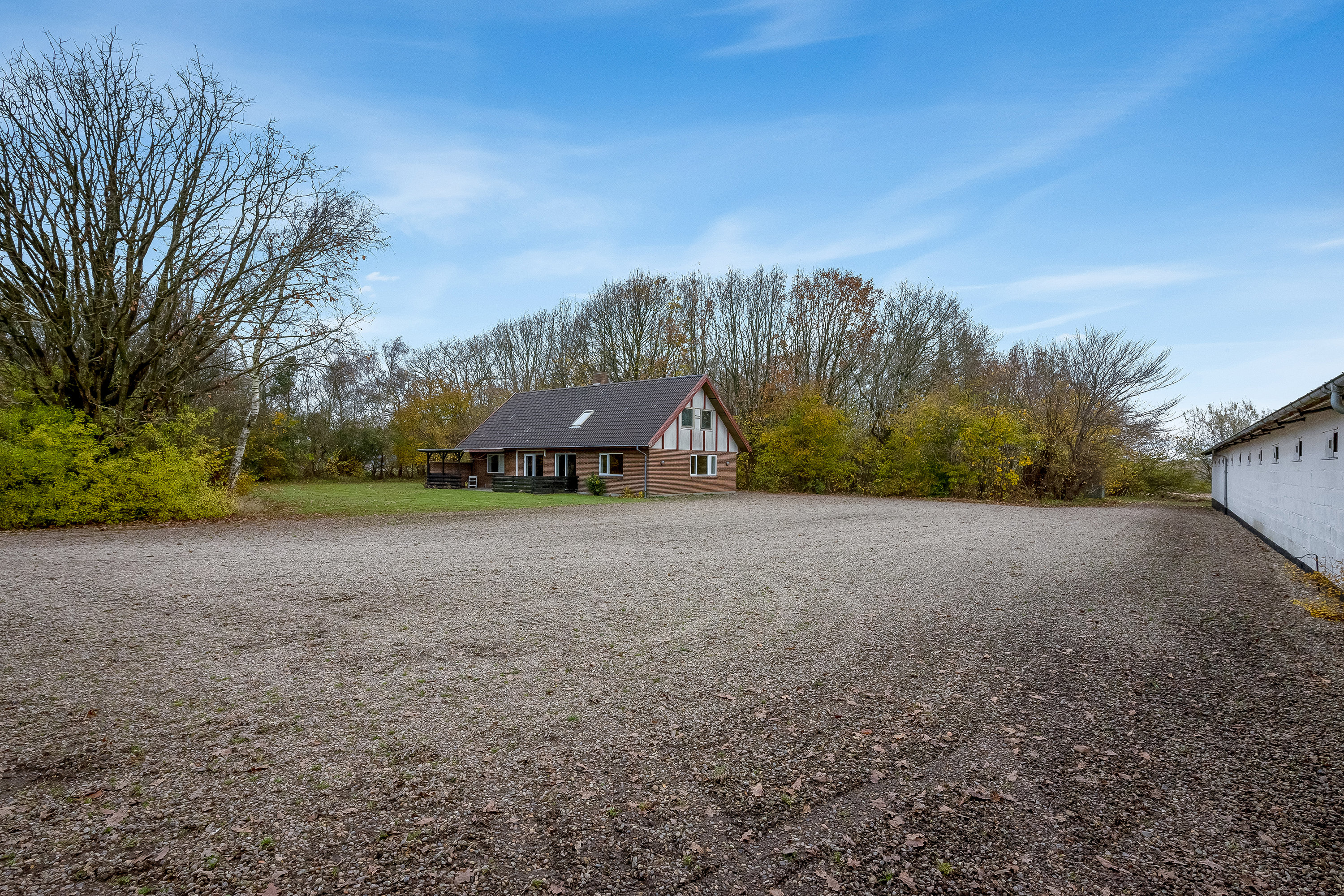 Fremhævet gårdsplads billede i fuldskærmstilstand. Billede af Skjernvej 211, Agerfeld, 7500 Holstebro