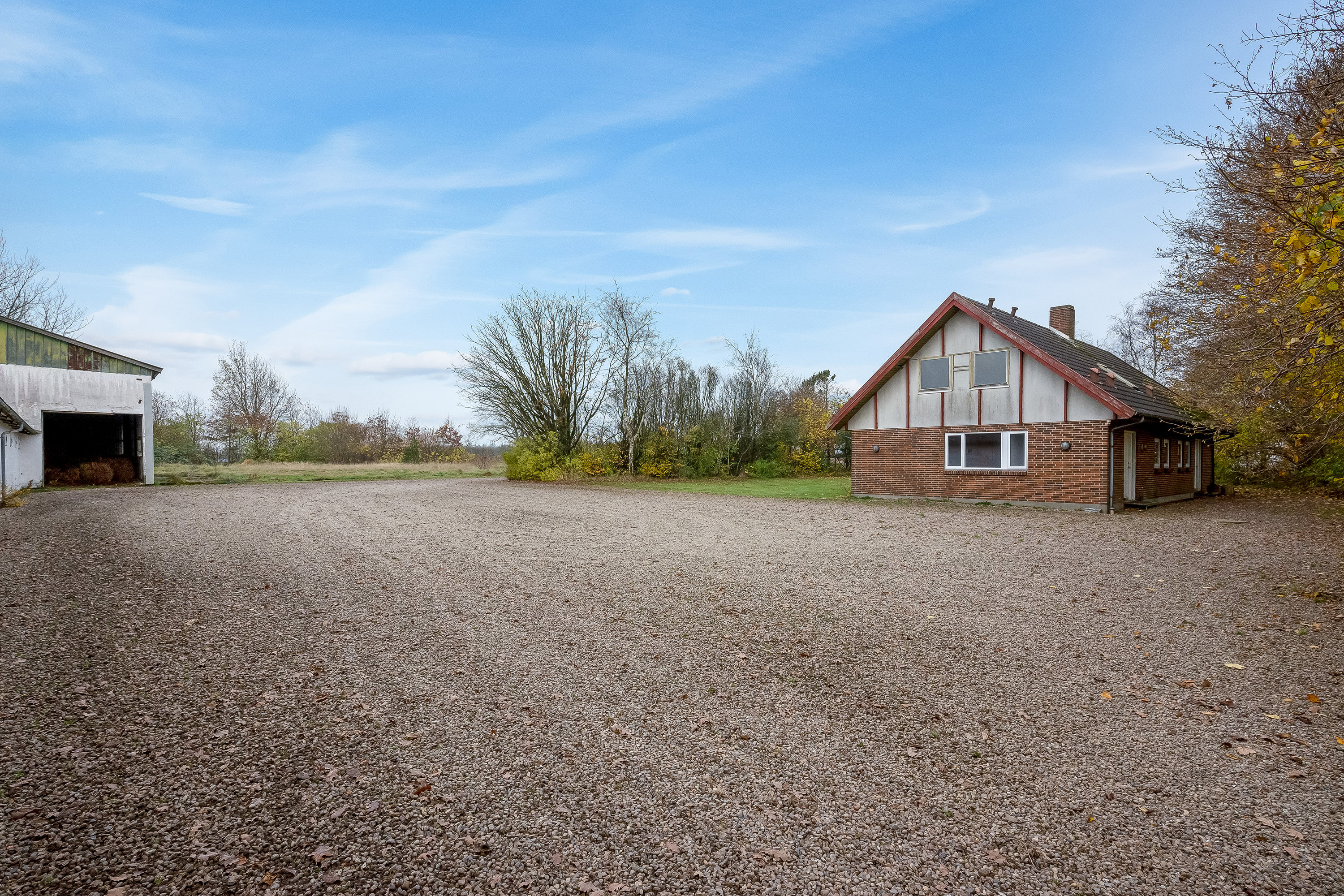 Fremhævet gårdsplads billede i fuldskærmstilstand. Billede af Skjernvej 211, Agerfeld, 7500 Holstebro