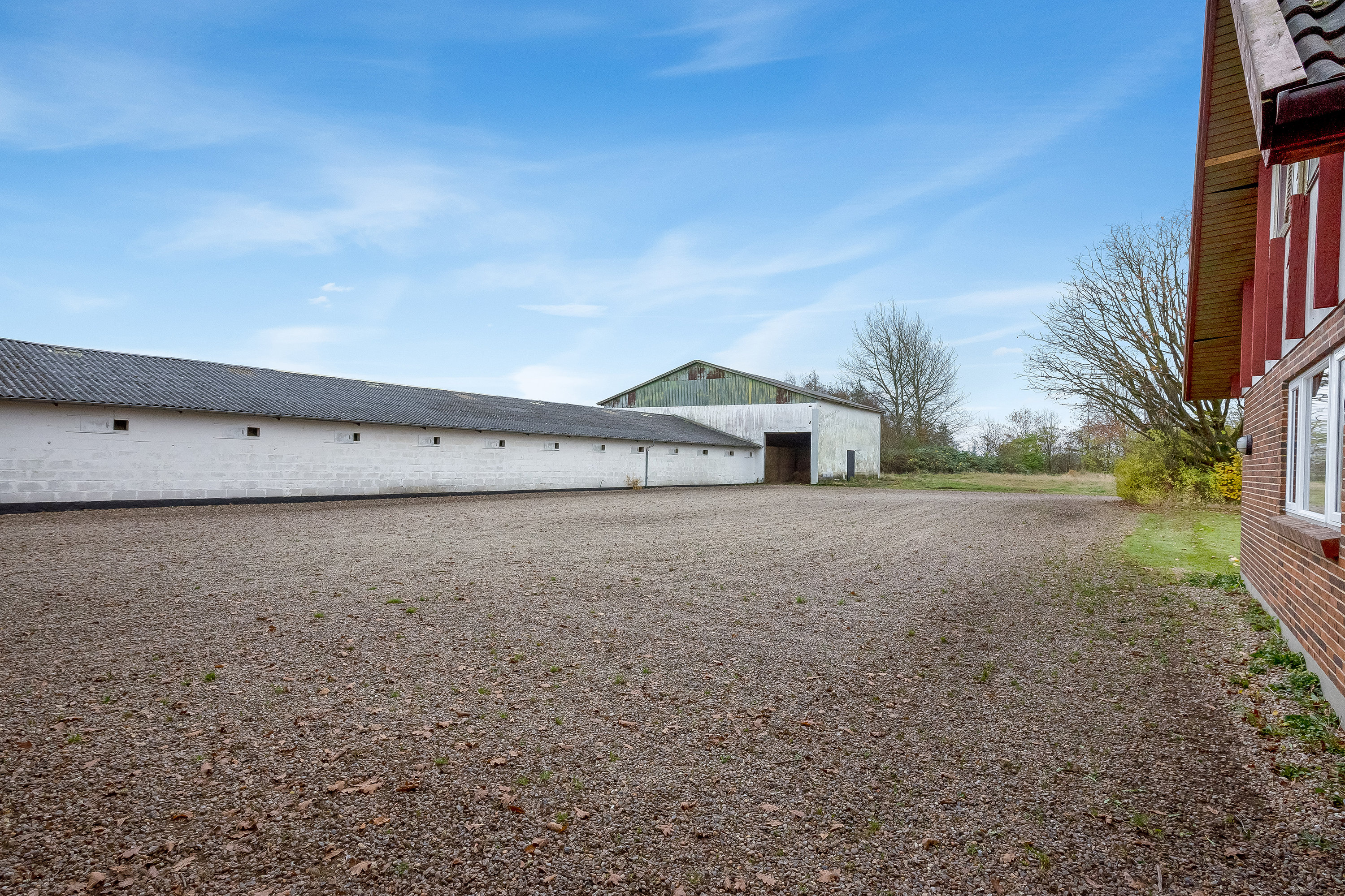Fremhævet gårdsplads billede i fuldskærmstilstand. Billede af Skjernvej 211, Agerfeld, 7500 Holstebro