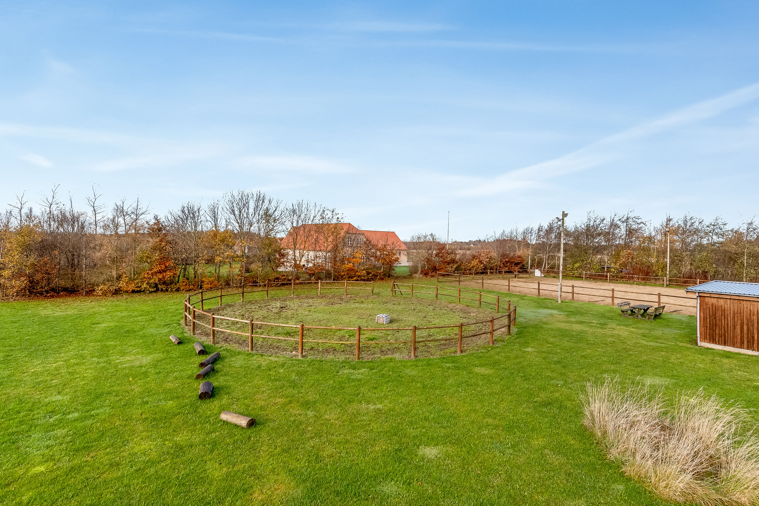 Fremhævet ridebane billede i fuldskærmstilstand. Billede af Ålskovvej 25, Ålskov, 7830 Vinderup