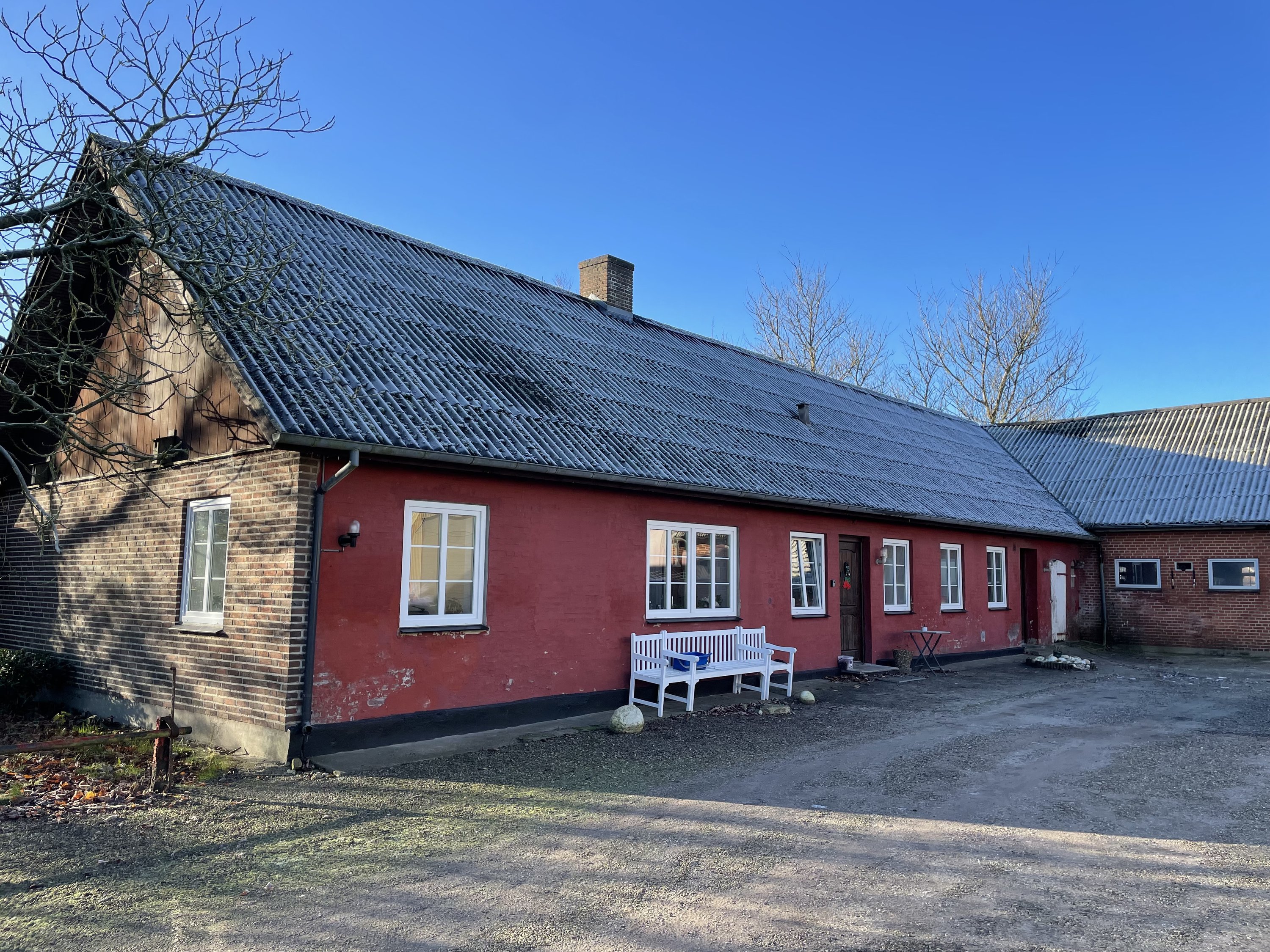 Miniaturebillede 2: stuehus set fra gårdspladsen. Billede af Mjoldenvej 1, Mjolden, 6780 Skærbæk