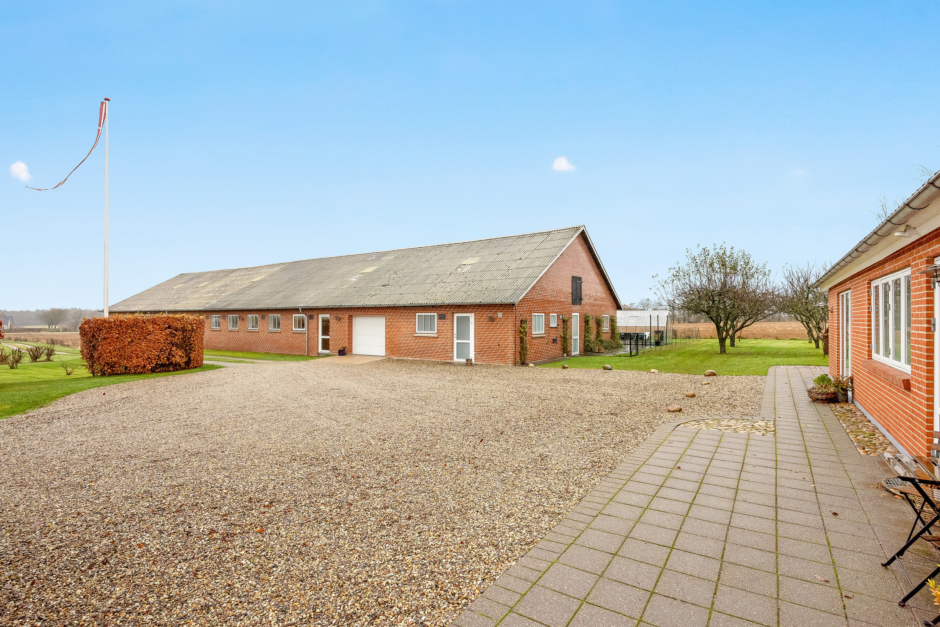 Fremhævet gårdsplads billede i fuldskærmstilstand. Billede af Herningvej 128, Tvis, 7500 Holstebro