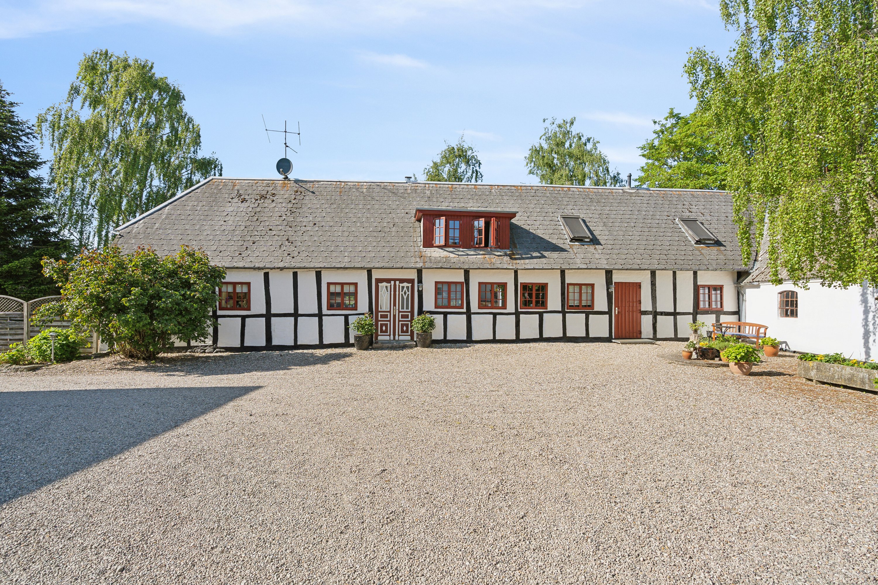 Fremhævet stuehuset fra gårdsplads billede i fuldskærmstilstand. Billede af Sølvbjergvej 2 (en del heraf), Pejrup, 5600 Faaborg