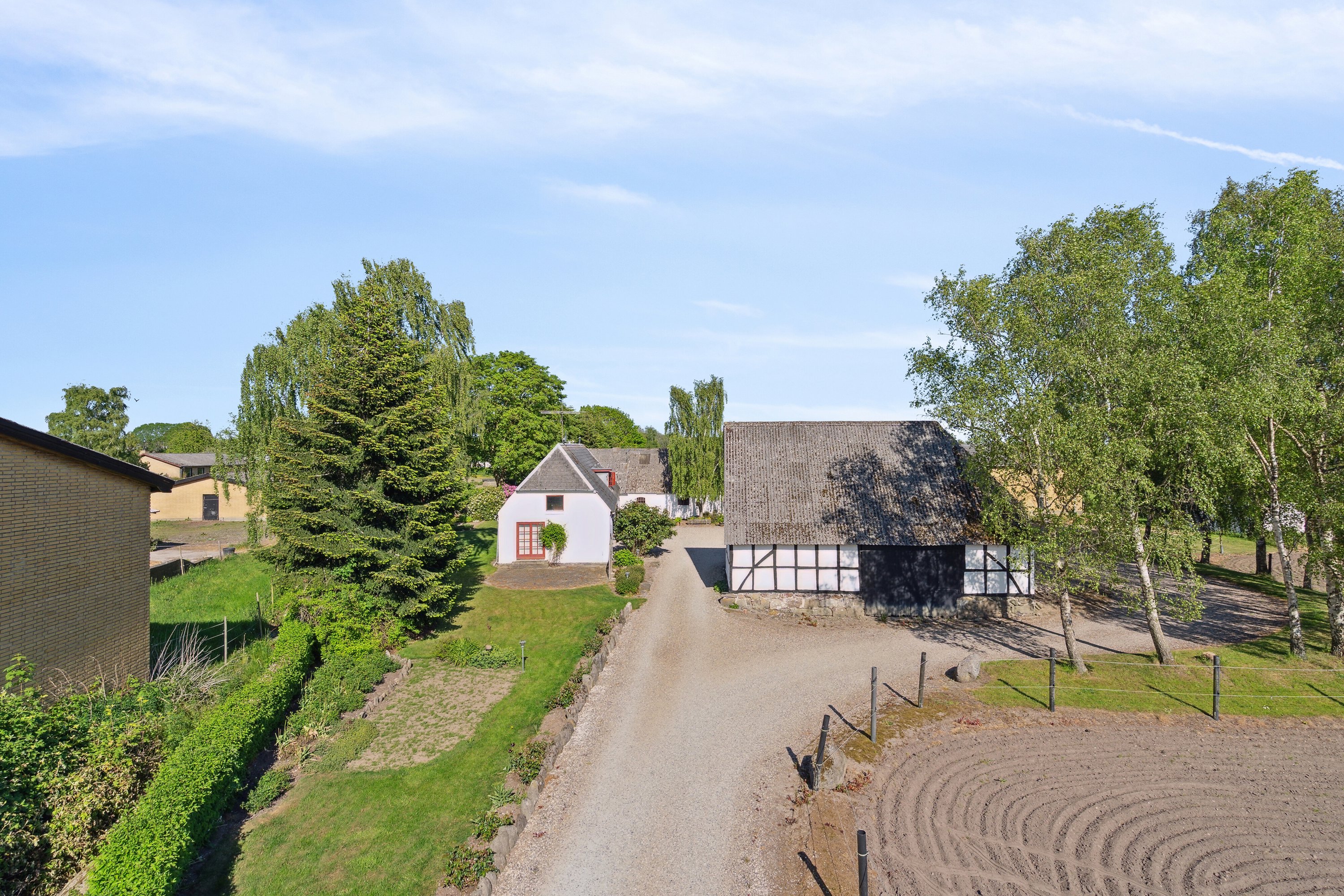 Fremhævet set fra indkørsel billede i fuldskærmstilstand. Billede af Sølvbjergvej 2 (en del heraf), Pejrup, 5600 Faaborg