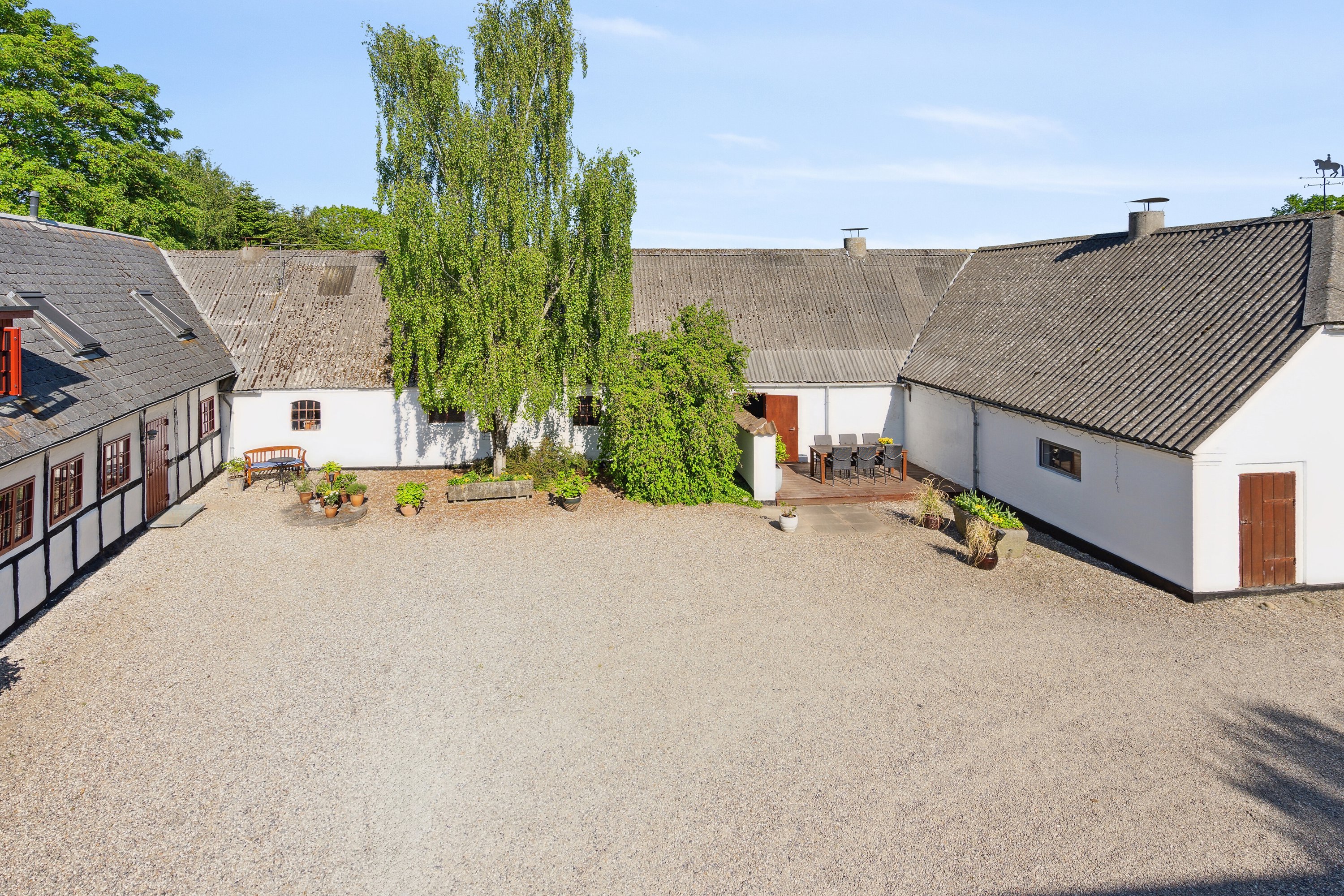 Fremhævet set fra gårdsplads billede i fuldskærmstilstand. Billede af Sølvbjergvej 2 (en del heraf), Pejrup, 5600 Faaborg