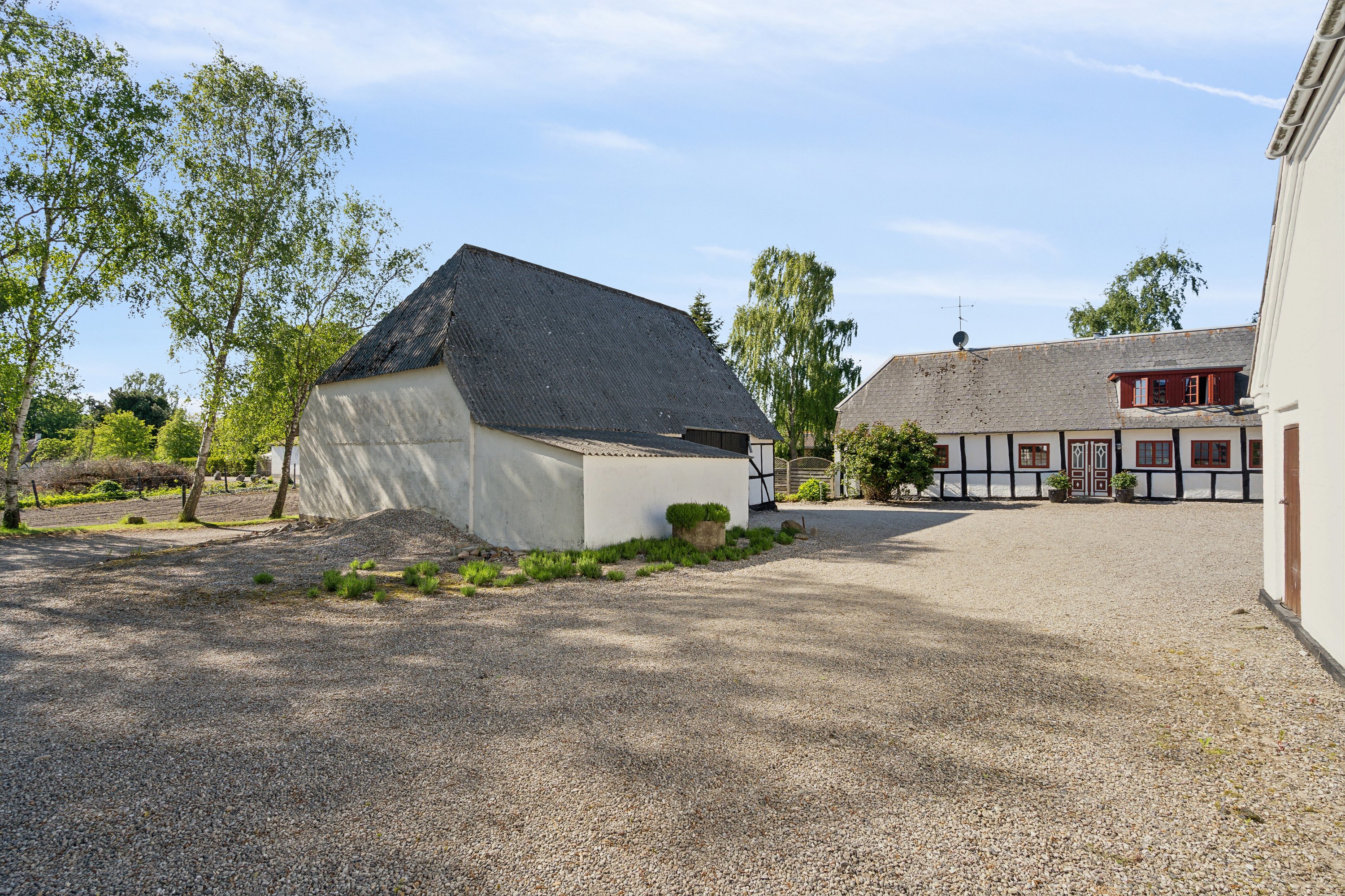 Fremhævet set ind i gårdsplads billede i fuldskærmstilstand. Billede af Sølvbjergvej 2 (en del heraf), Pejrup, 5600 Faaborg