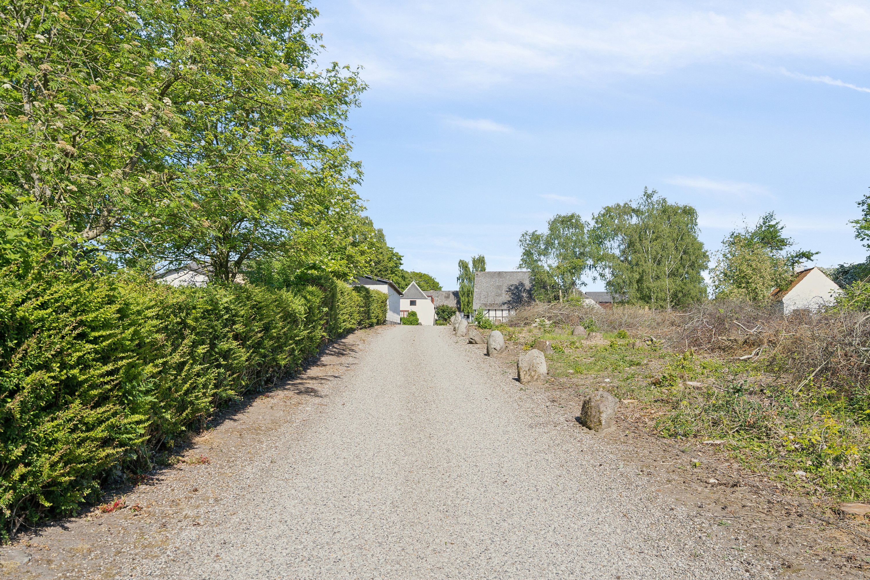 Fremhævet set fra indkørsel billede i fuldskærmstilstand. Billede af Sølvbjergvej 2 (en del heraf), Pejrup, 5600 Faaborg