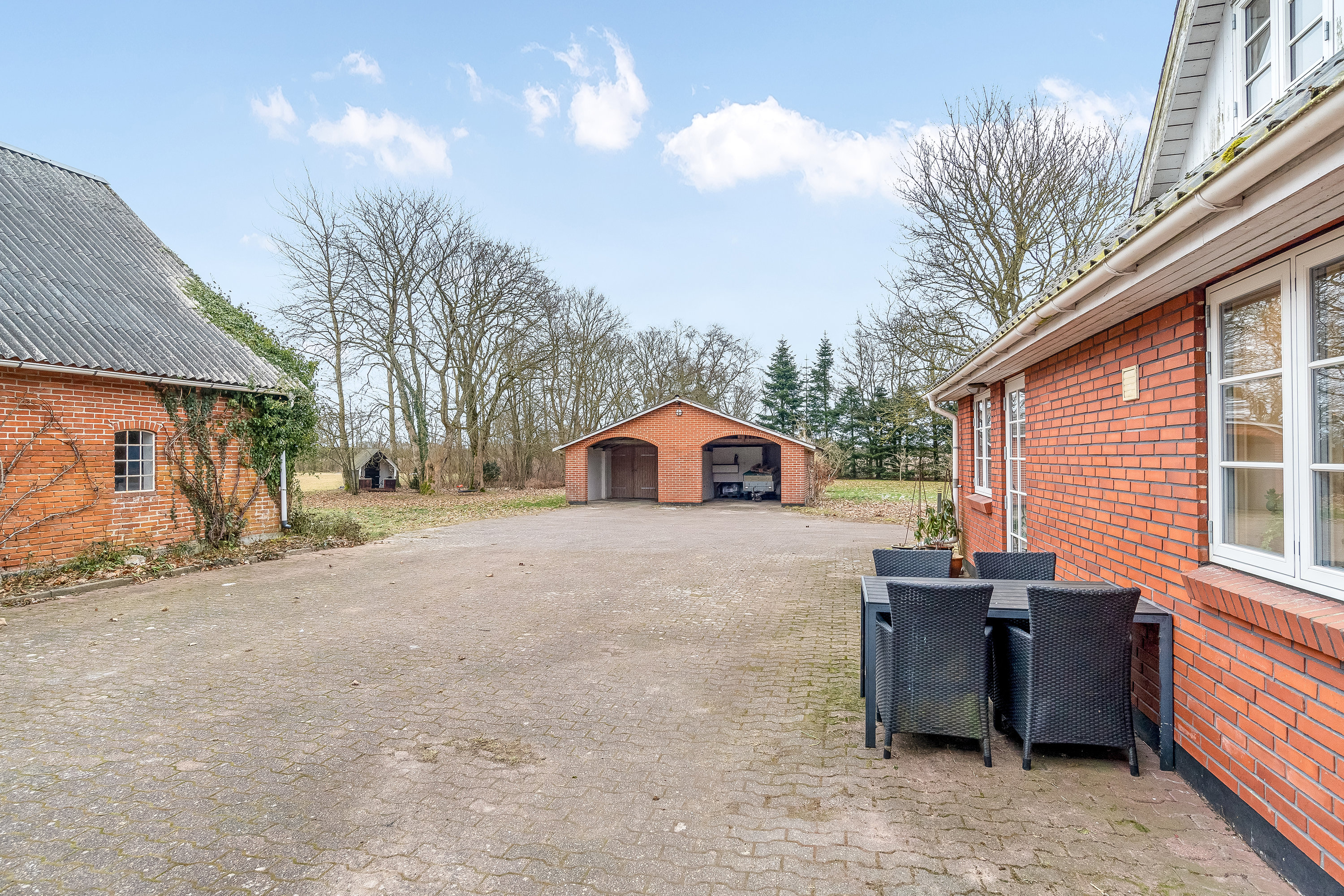 Fremhævet gårdsplads billede i fuldskærmstilstand. Billede af Gedhusvej 9, Simmelkær, 7451 Sunds