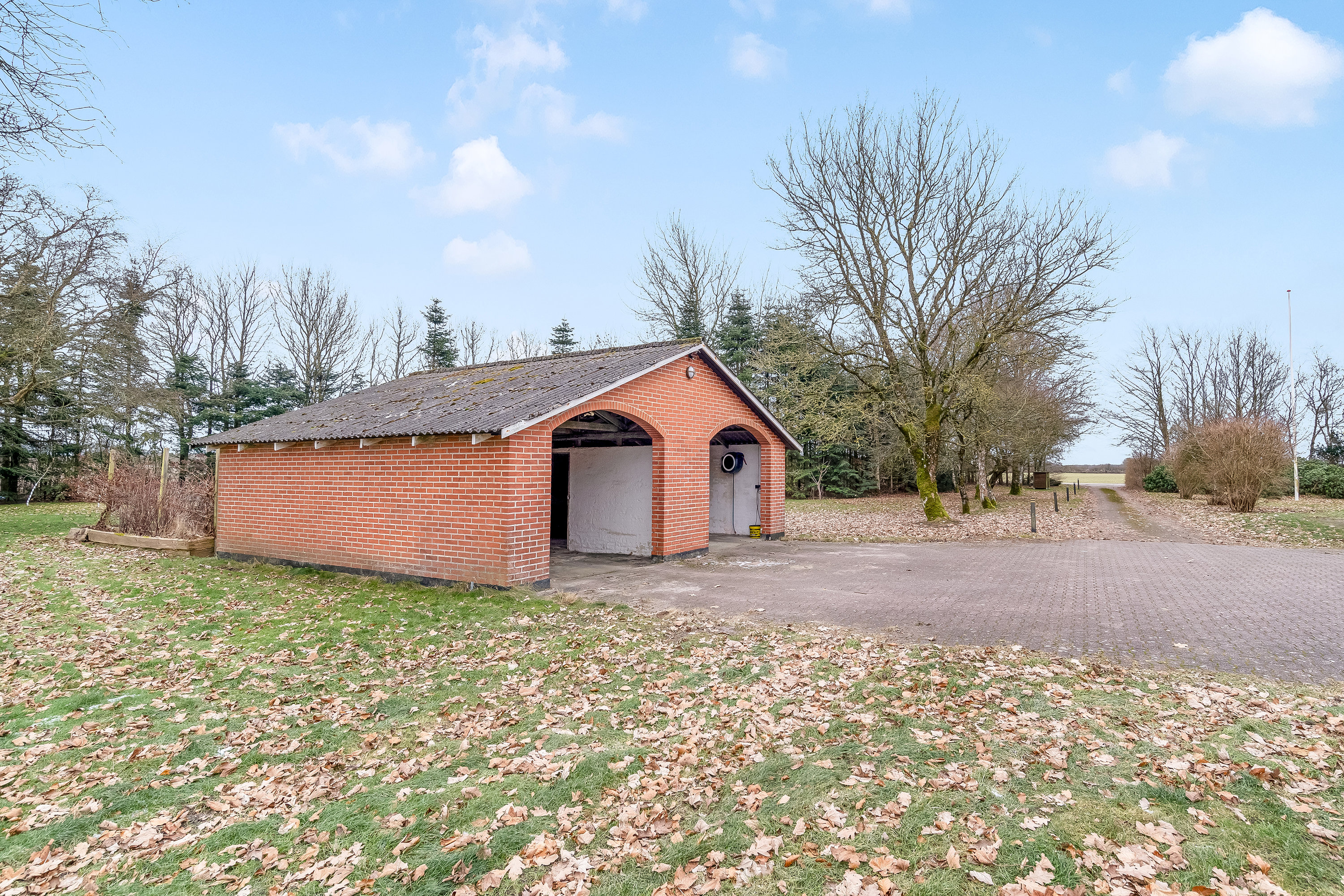 Fremhævet garage billede i fuldskærmstilstand. Billede af Gedhusvej 9, Simmelkær, 7451 Sunds