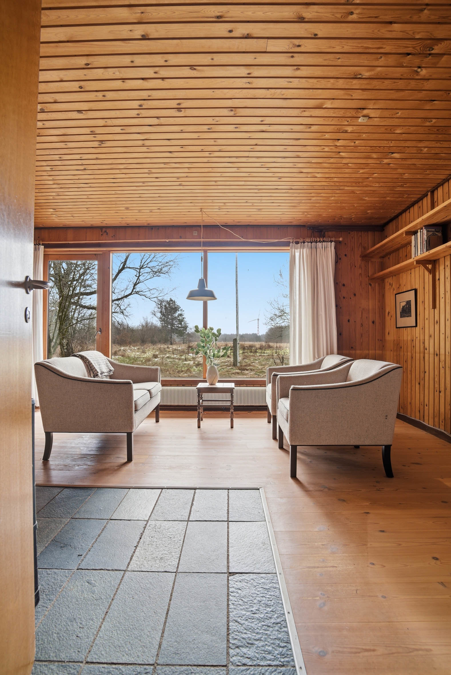 Fremhævet stue billede i fuldskærmstilstand. Billede af Skorkærvej 2, Staby, 6990 Ulfborg