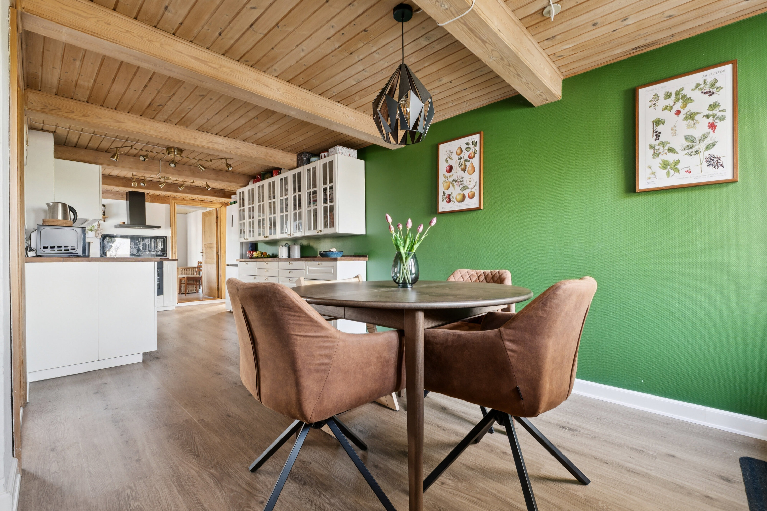 Fremhævet spisestue/alrum køkken billede i fuldskærmstilstand. Billede af Banevej 10, Farstrup, 5471 Søndersø