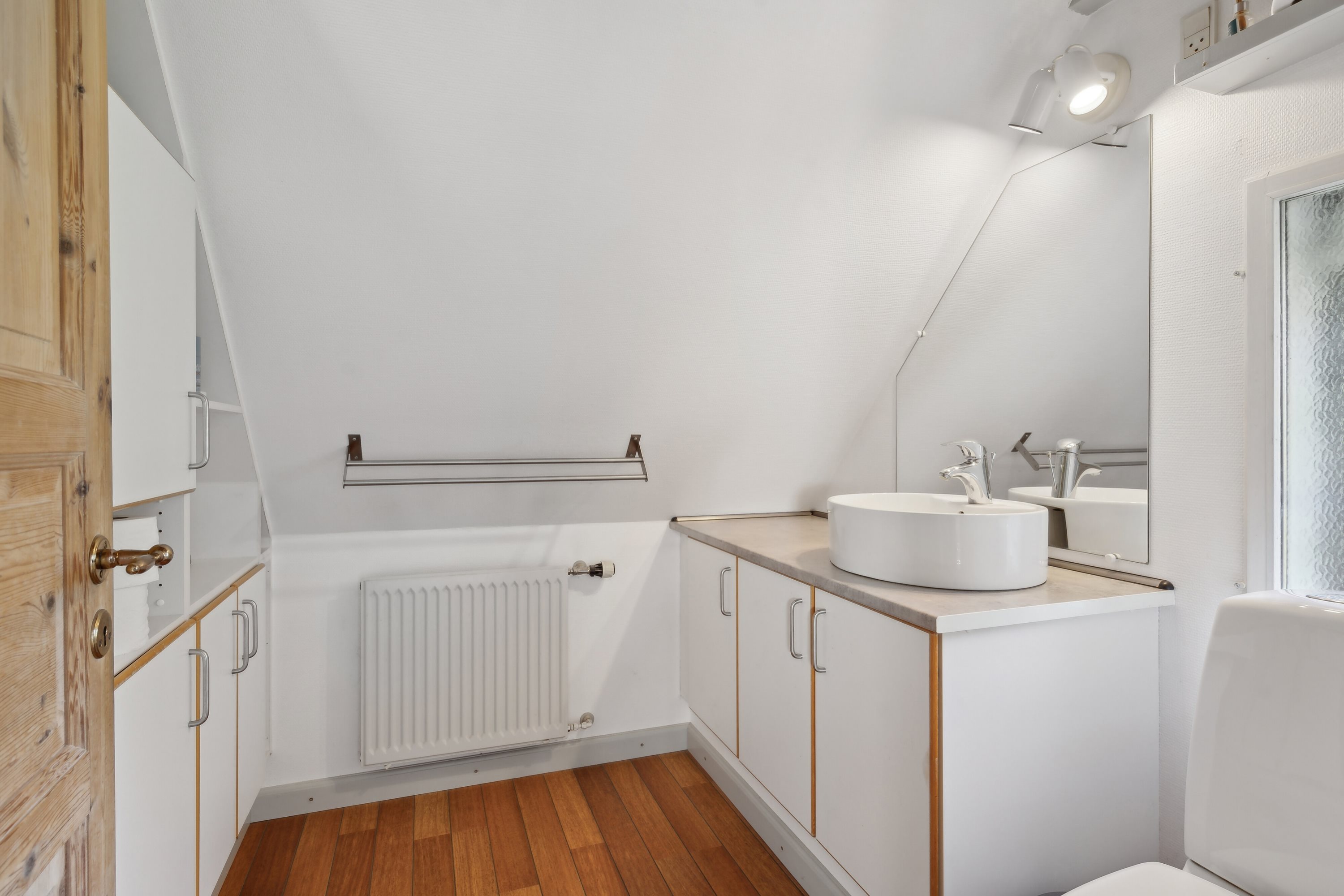 Fremhævet badeværelse 1. sal  billede i fuldskærmstilstand. Billede af Middelfartvej 635, Spedsbjerg, 5491 Blommenslyst