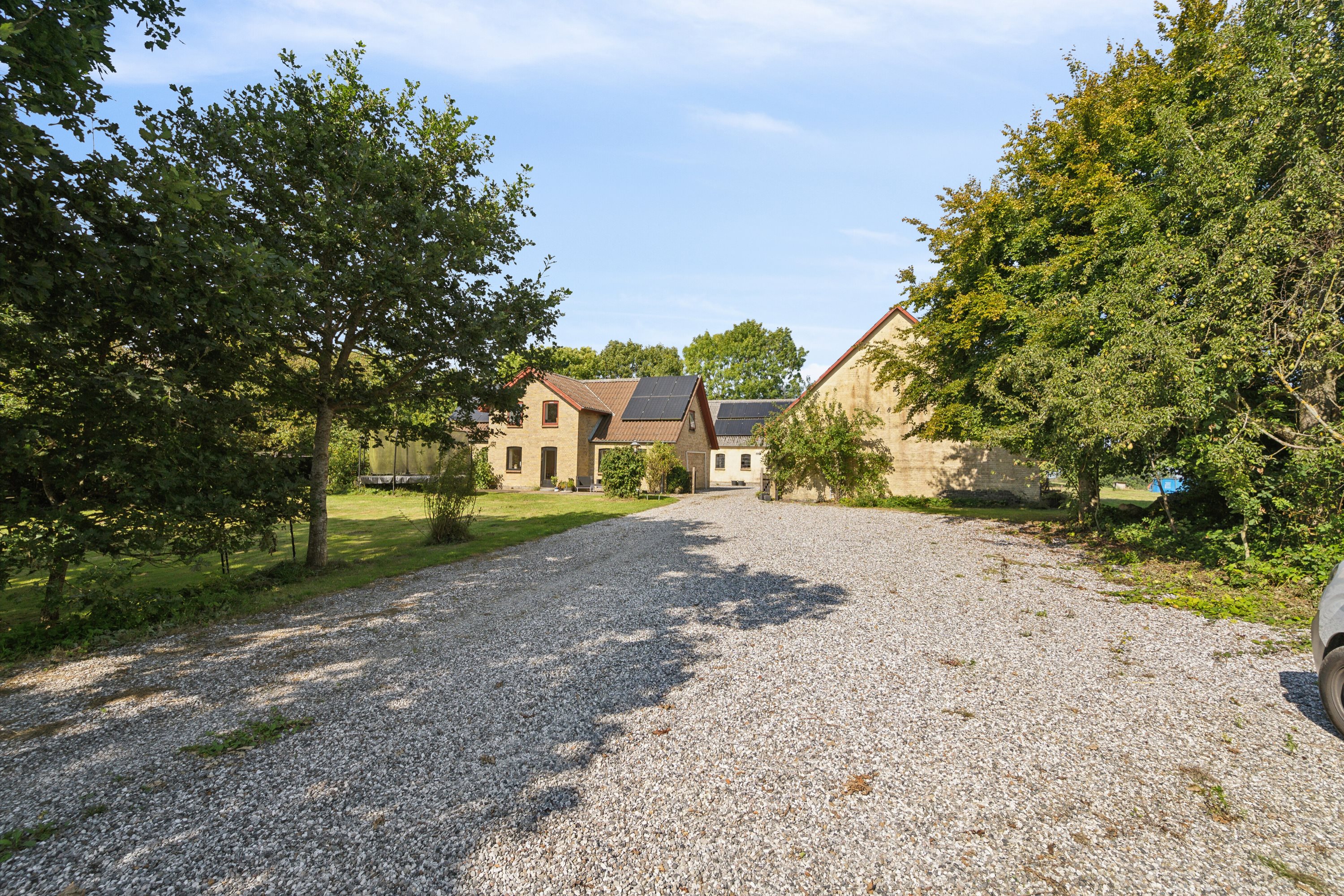 Fremhævet set fra indkørsel billede i fuldskærmstilstand. Billede af Middelfartvej 635, Spedsbjerg, 5491 Blommenslyst