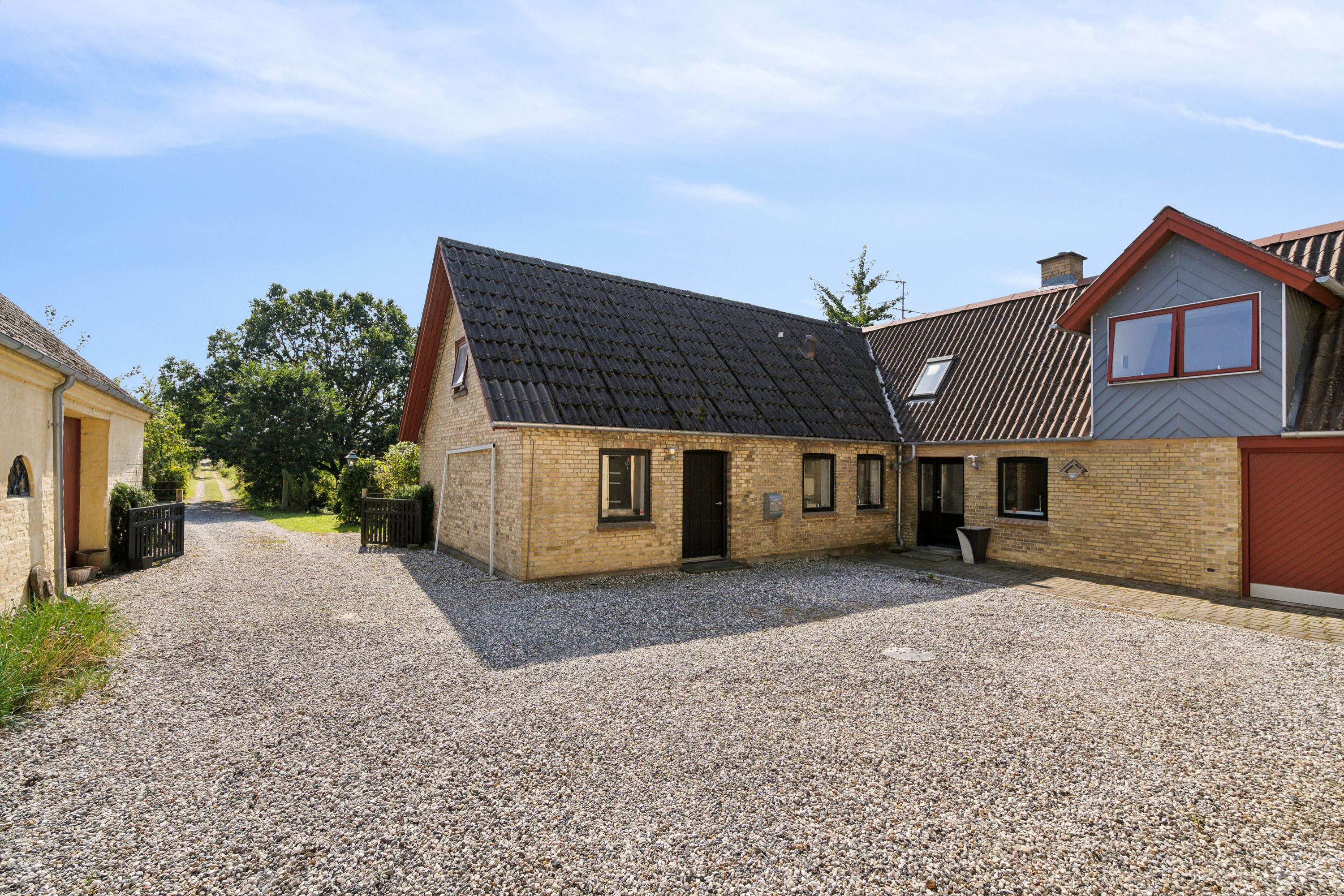 Fremhævet kig til indkørsel og gårdsplads billede i fuldskærmstilstand. Billede af Middelfartvej 635, Spedsbjerg, 5491 Blommenslyst