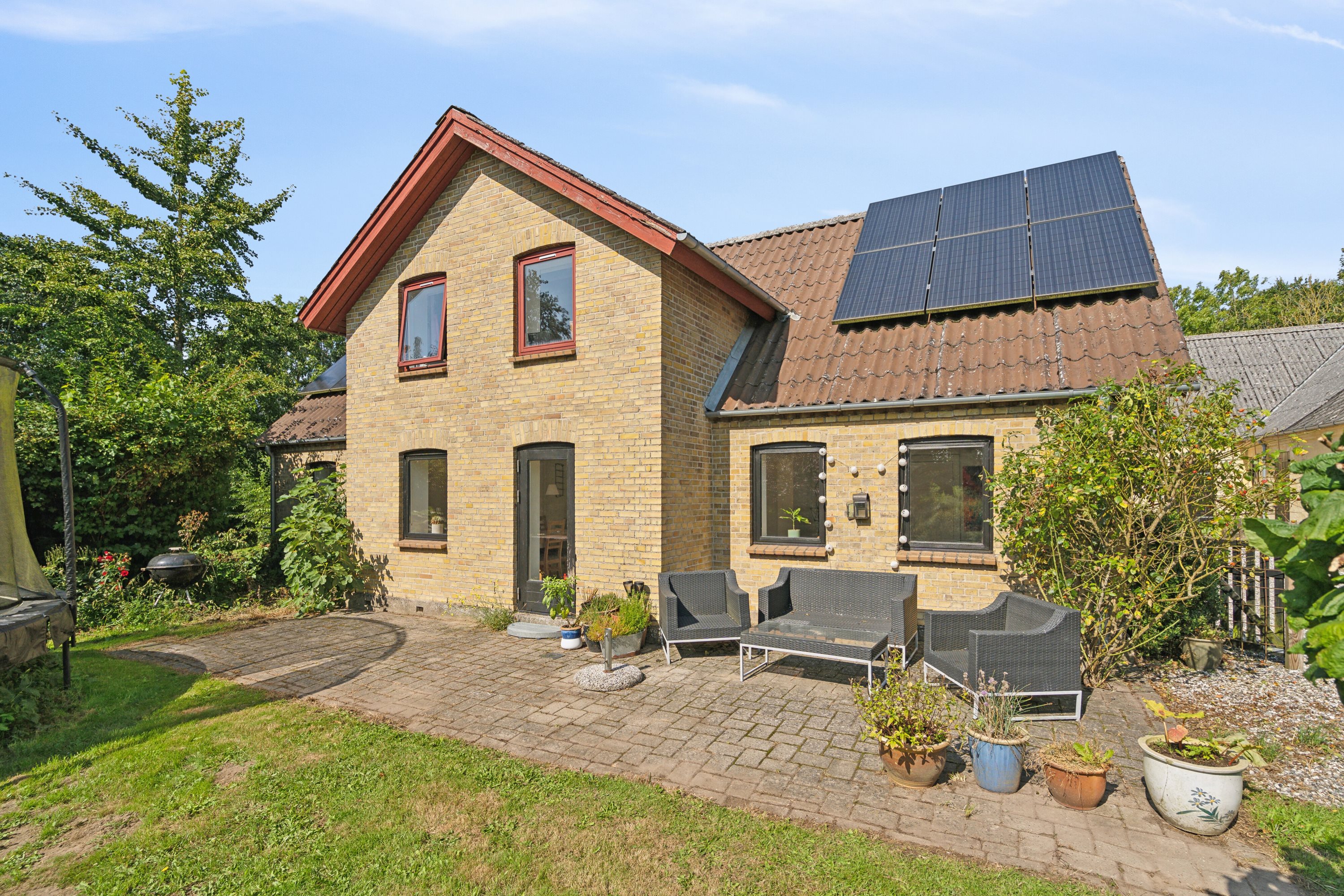 Fremhævet terrasse foran haven billede i fuldskærmstilstand. Billede af Middelfartvej 635, Spedsbjerg, 5491 Blommenslyst