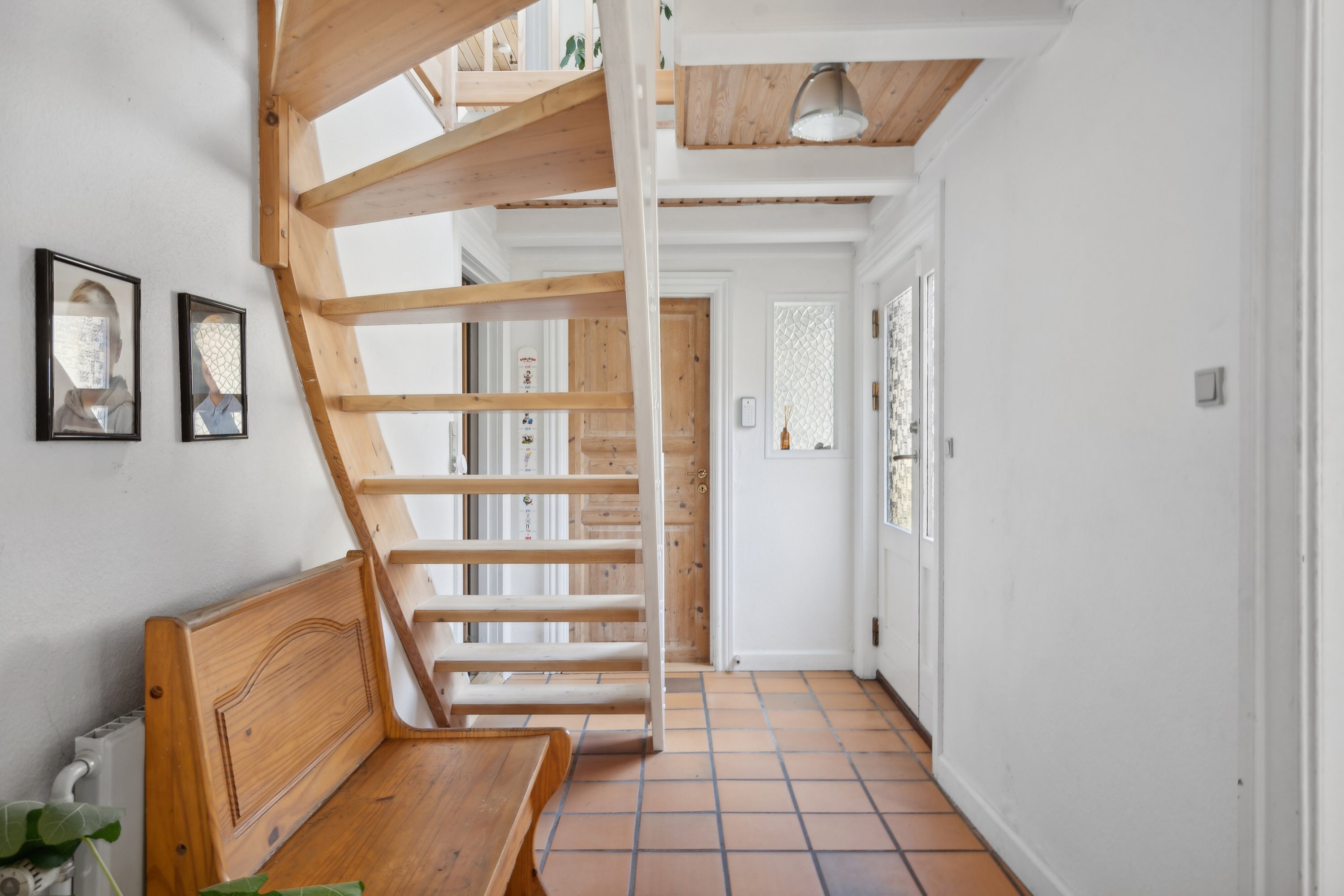 Fremhævet baggang med trappe til 1. sal og udgang bryggers billede i fuldskærmstilstand. Billede af Middelfartvej 635, Spedsbjerg, 5491 Blommenslyst