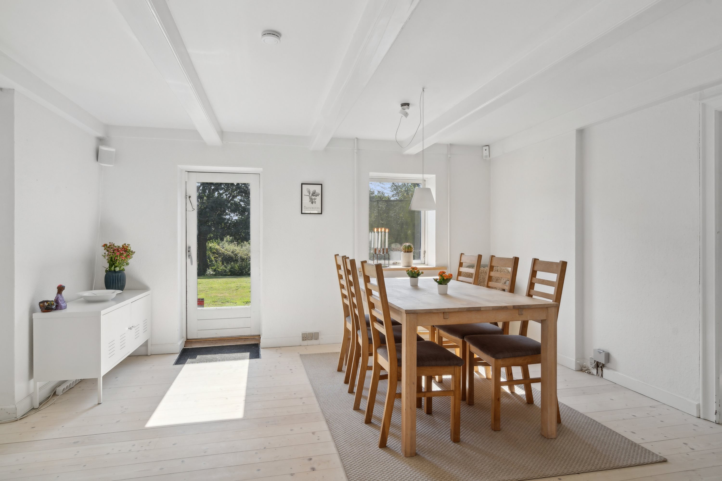Fremhævet spisestue/alrum med udgang til haven billede i fuldskærmstilstand. Billede af Middelfartvej 635, Spedsbjerg, 5491 Blommenslyst