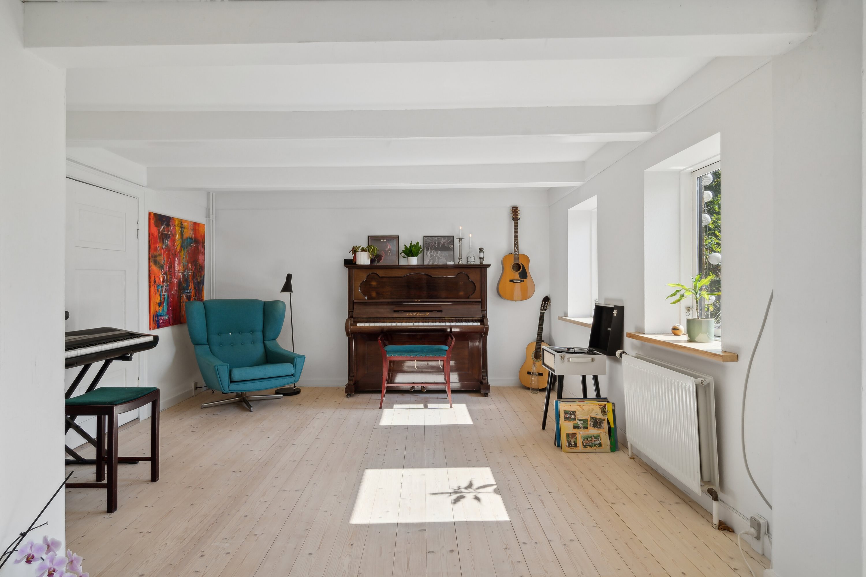 Fremhævet stue mod havesiden billede i fuldskærmstilstand. Billede af Middelfartvej 635, Spedsbjerg, 5491 Blommenslyst