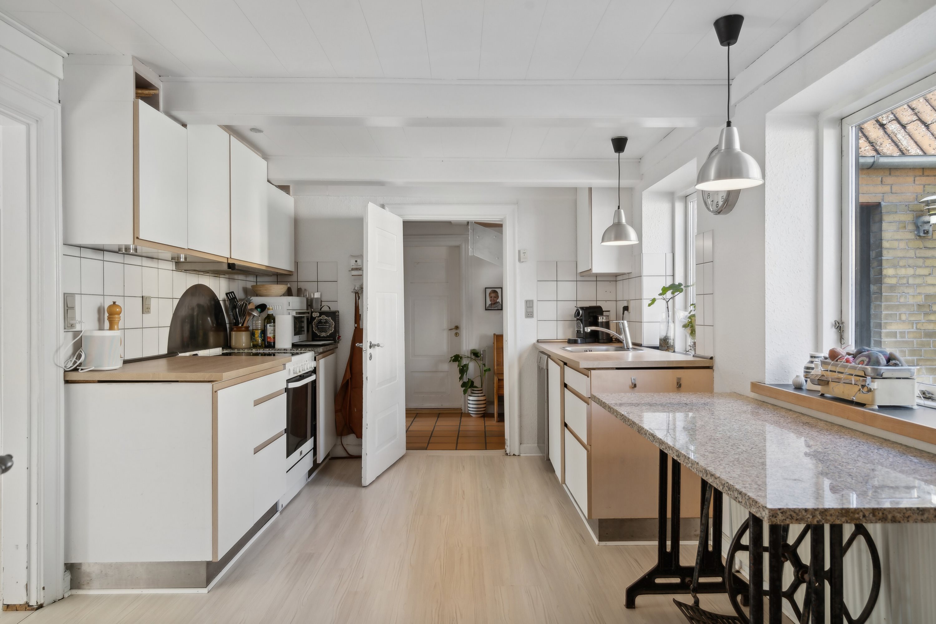 Fremhævet køkken med kig til baggang billede i fuldskærmstilstand. Billede af Middelfartvej 635, Spedsbjerg, 5491 Blommenslyst