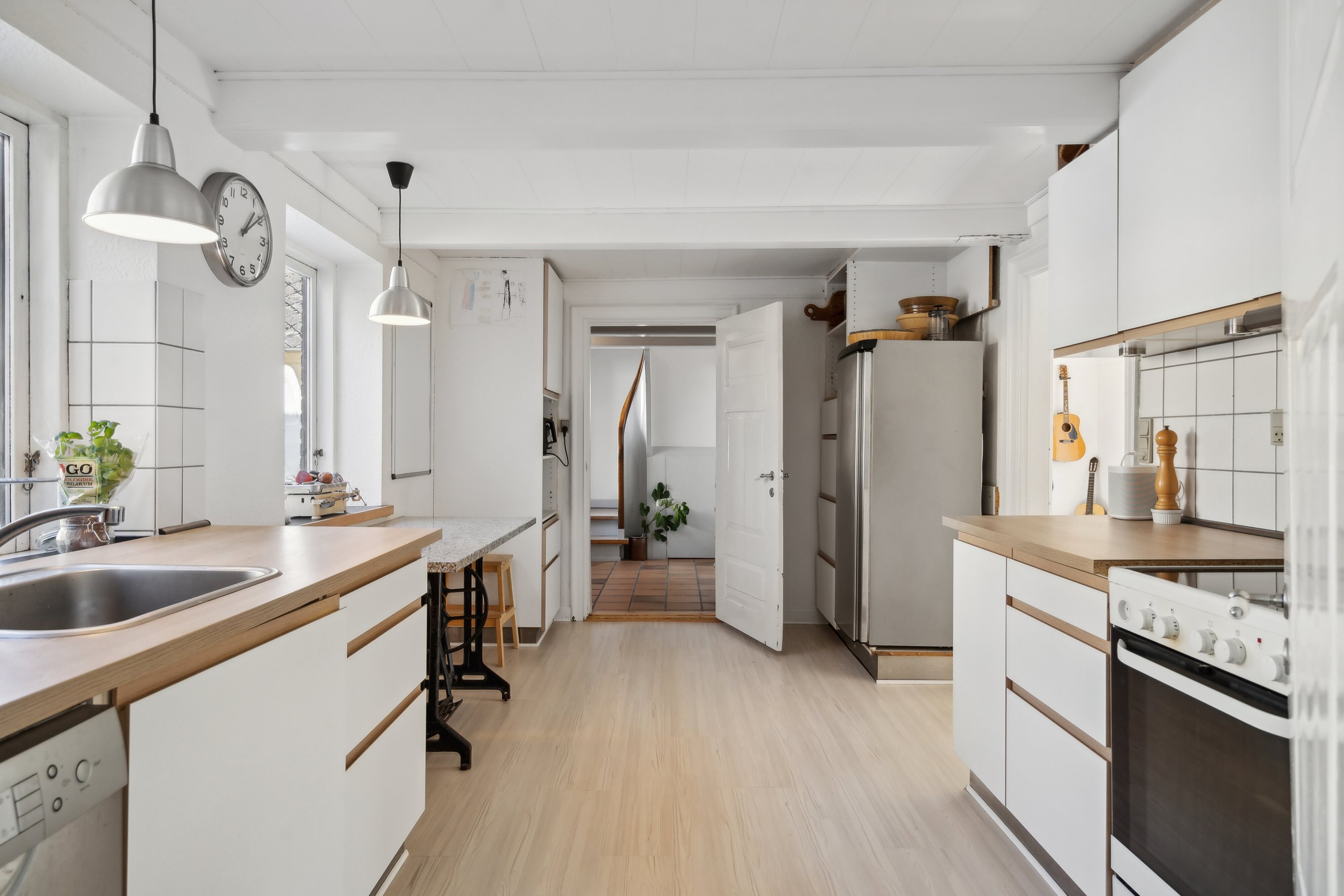 Fremhævet køkken med kig til entre billede i fuldskærmstilstand. Billede af Middelfartvej 635, Spedsbjerg, 5491 Blommenslyst