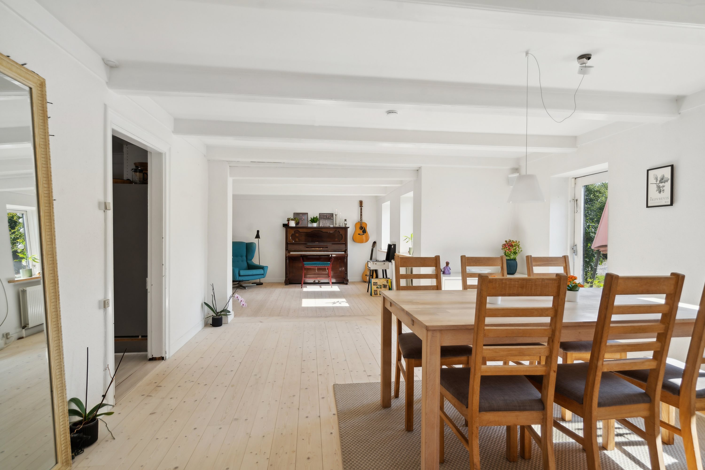 Fremhævet spiseplads i midterste stue billede i fuldskærmstilstand. Billede af Middelfartvej 635, Spedsbjerg, 5491 Blommenslyst