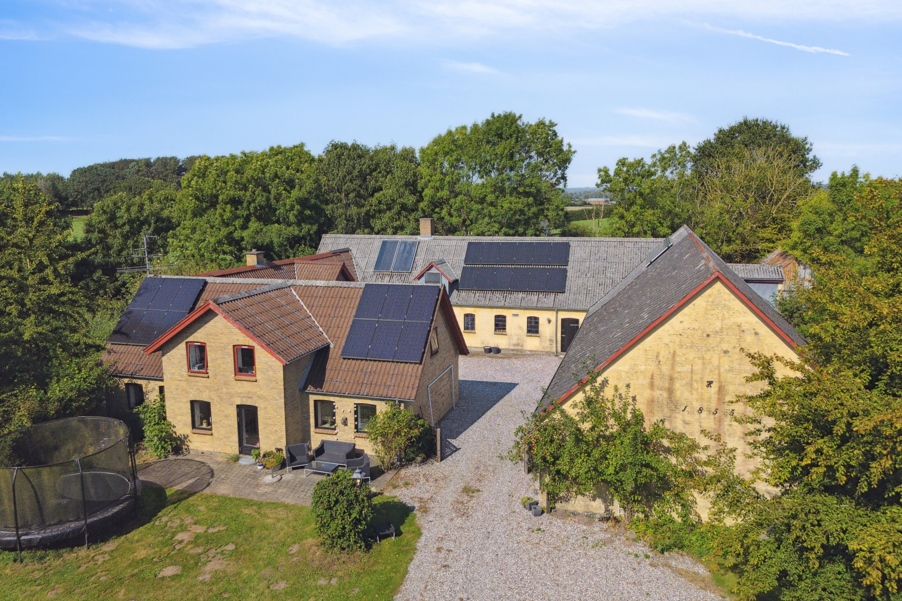 Miniaturebillede 2: set fra vejen. Billede af Middelfartvej 635, Spedsbjerg, 5491 Blommenslyst