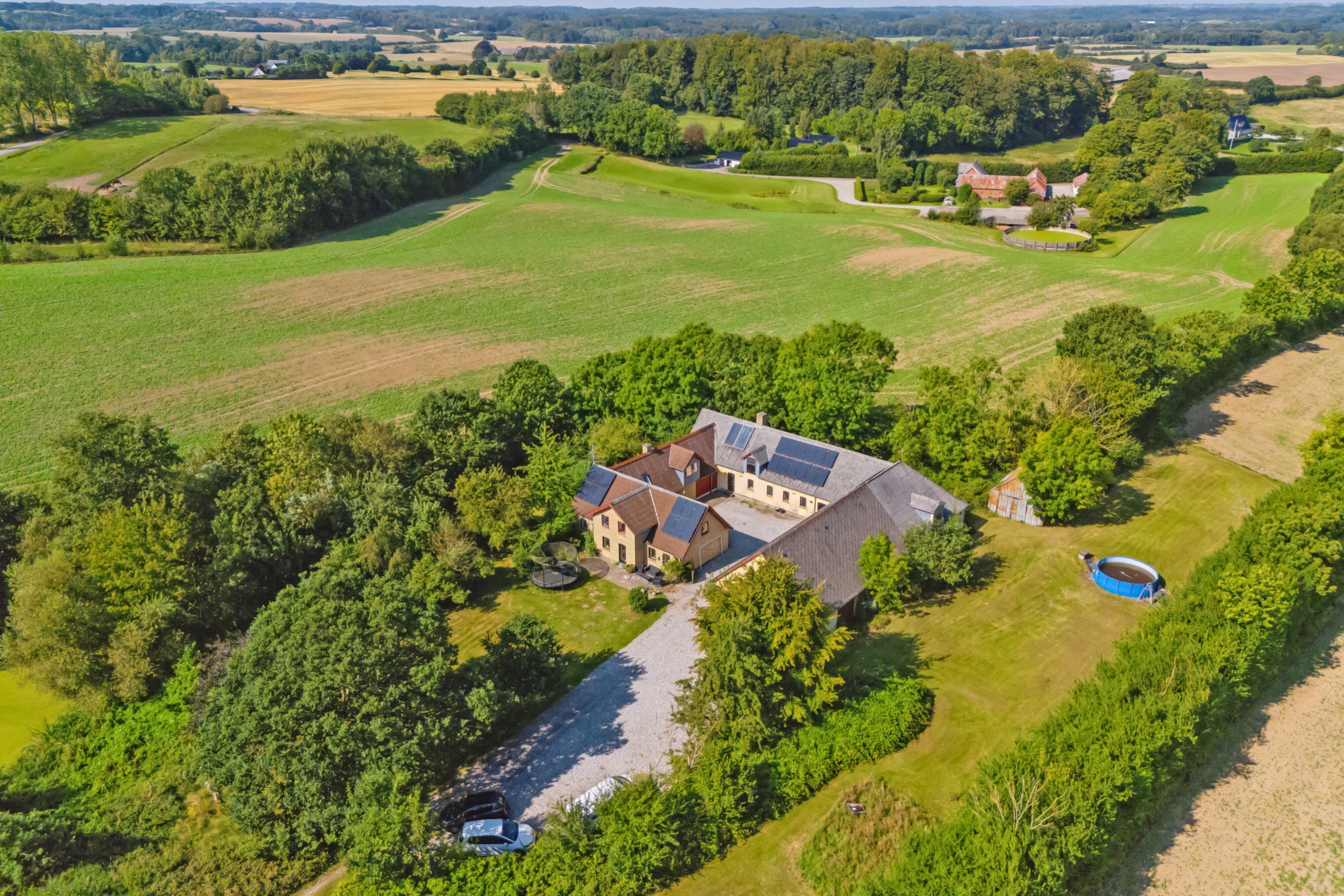 Fremhævet kig over ejendommen og dens jorder billede i fuldskærmstilstand. Billede af Middelfartvej 635, Spedsbjerg, 5491 Blommenslyst