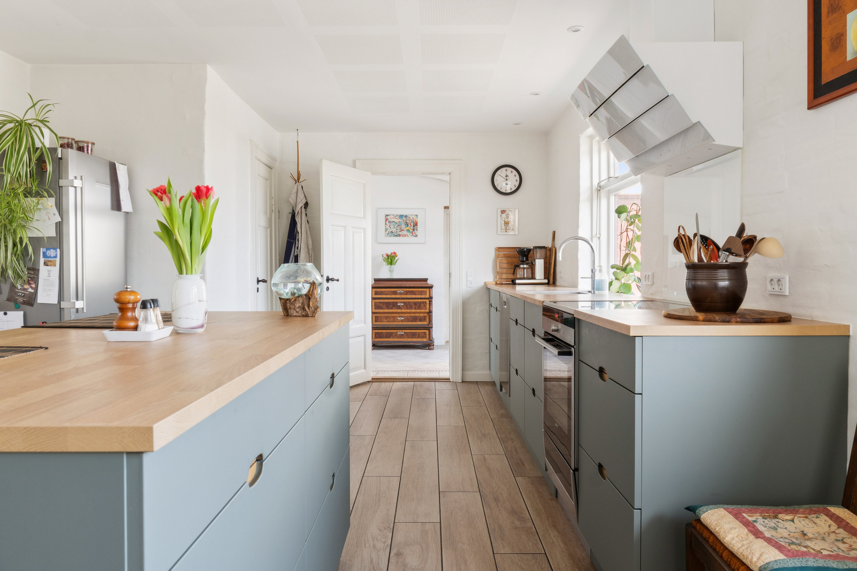 Fremhævet køkken med kig til udestue/alrum billede i fuldskærmstilstand. Billede af Præstemarken 6, Nr Broby, 5672 Broby