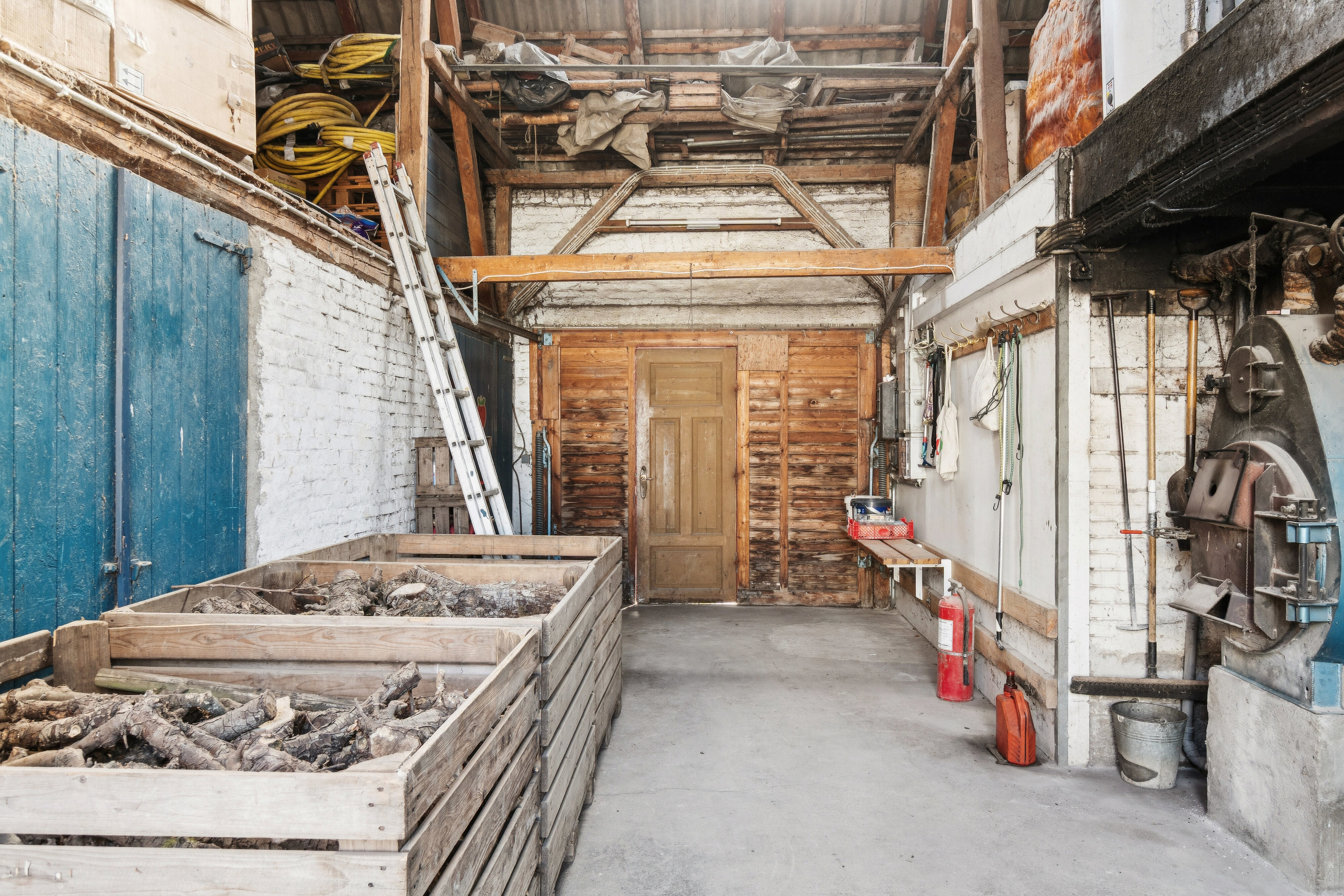 Fremhævet portgennemkørsel med brændefyr billede i fuldskærmstilstand. Billede af Præstemarken 6, Nr Broby, 5672 Broby