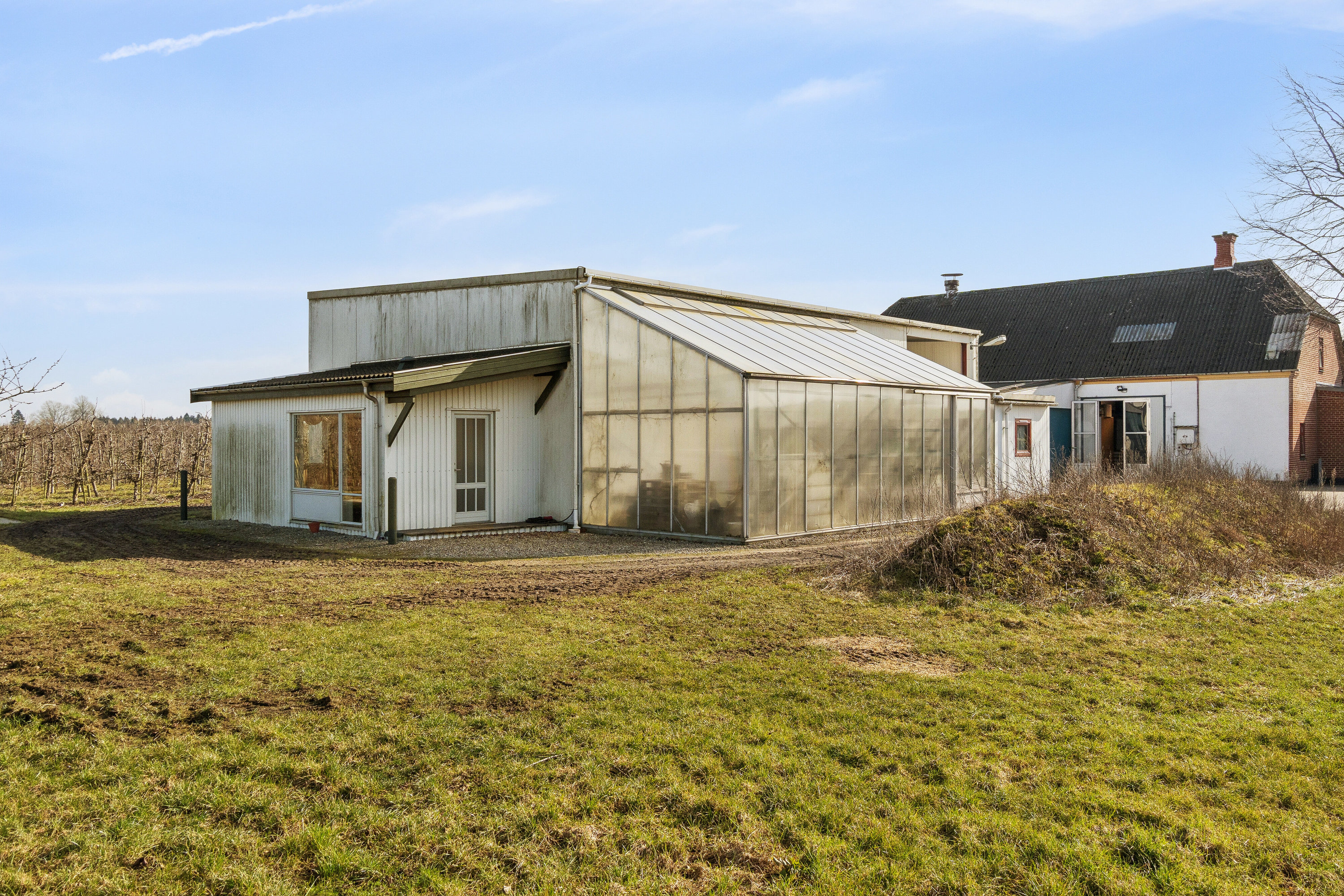 Fremhævet kig til personalerum og drivhus billede i fuldskærmstilstand. Billede af Præstemarken 6, Nr Broby, 5672 Broby