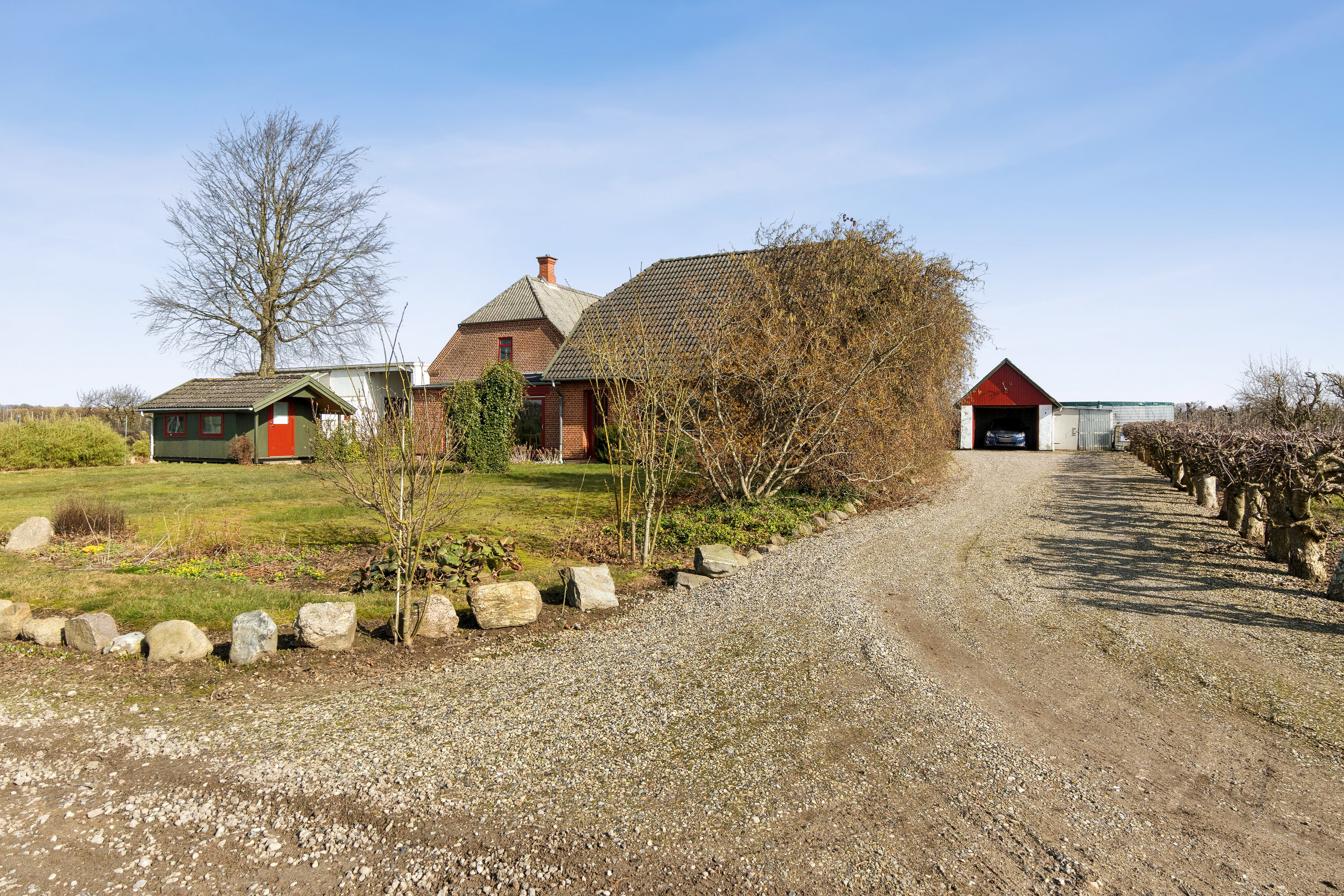 Fremhævet set fra indkørsel billede i fuldskærmstilstand. Billede af Præstemarken 6, Nr Broby, 5672 Broby