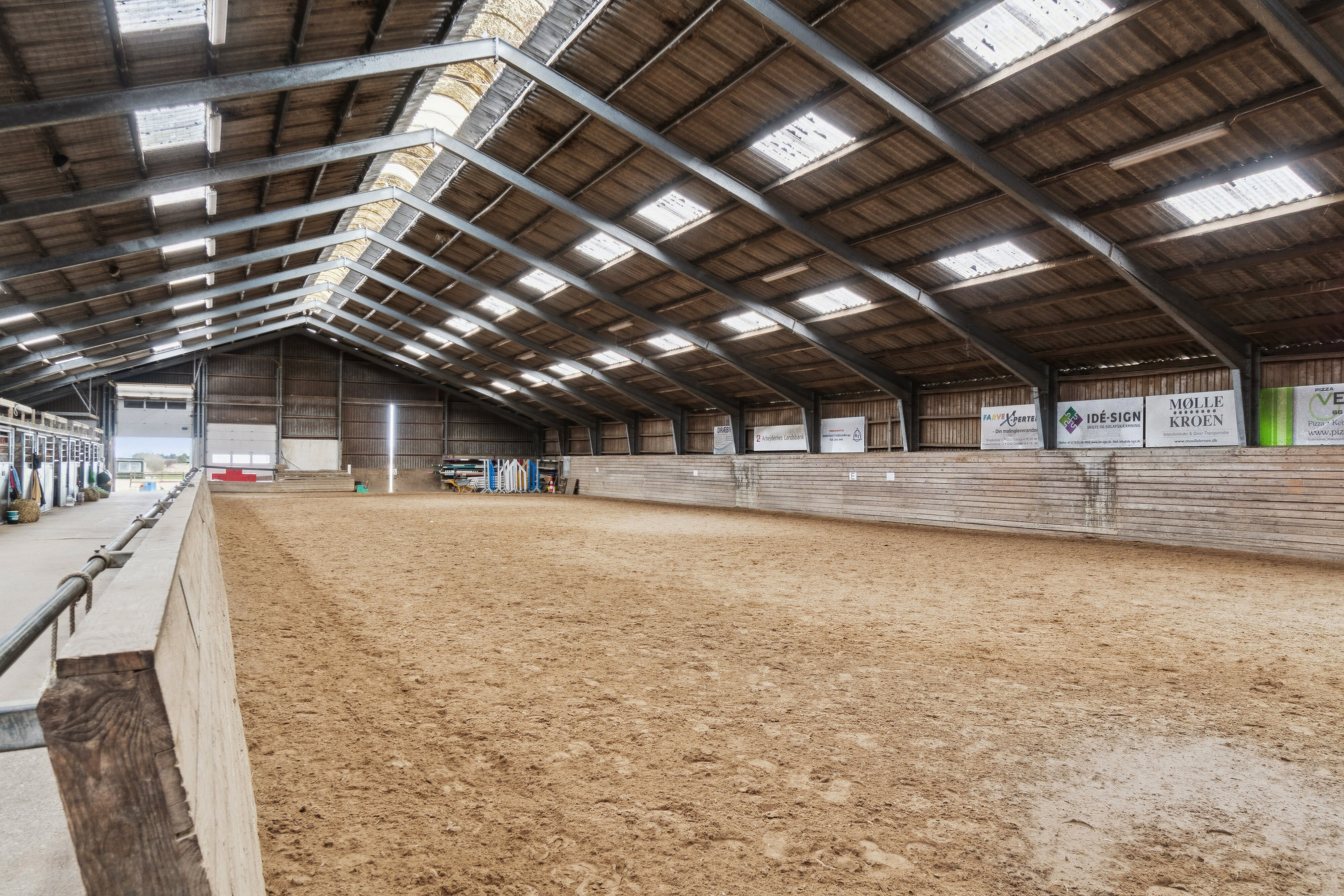 Fremhævet stald med indrettet ridebane billede i fuldskærmstilstand. Billede af Engløkken 5, Bullerup, 5320 Agedrup