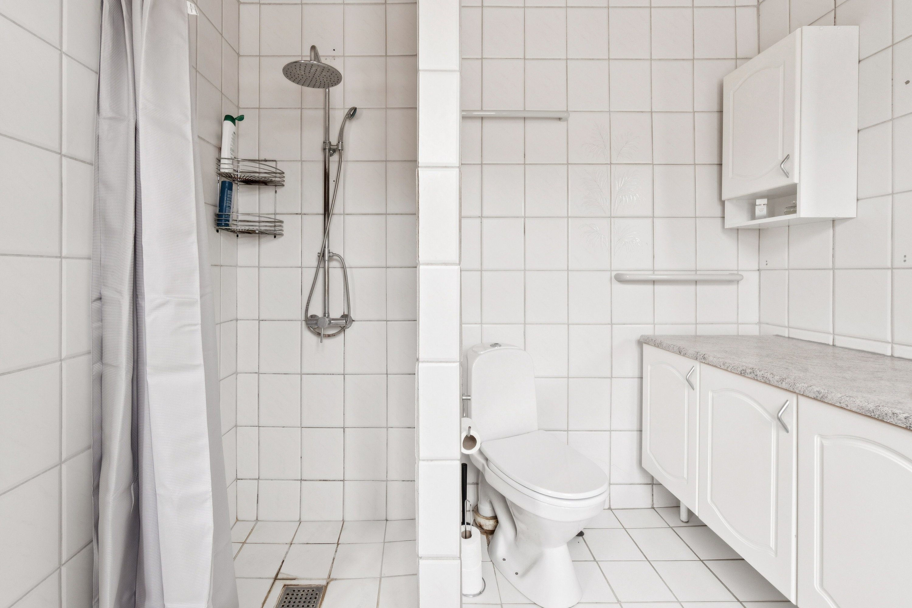 Fremhævet badeværelse ved hall billede i fuldskærmstilstand. Billede af Engløkken 5, Bullerup, 5320 Agedrup