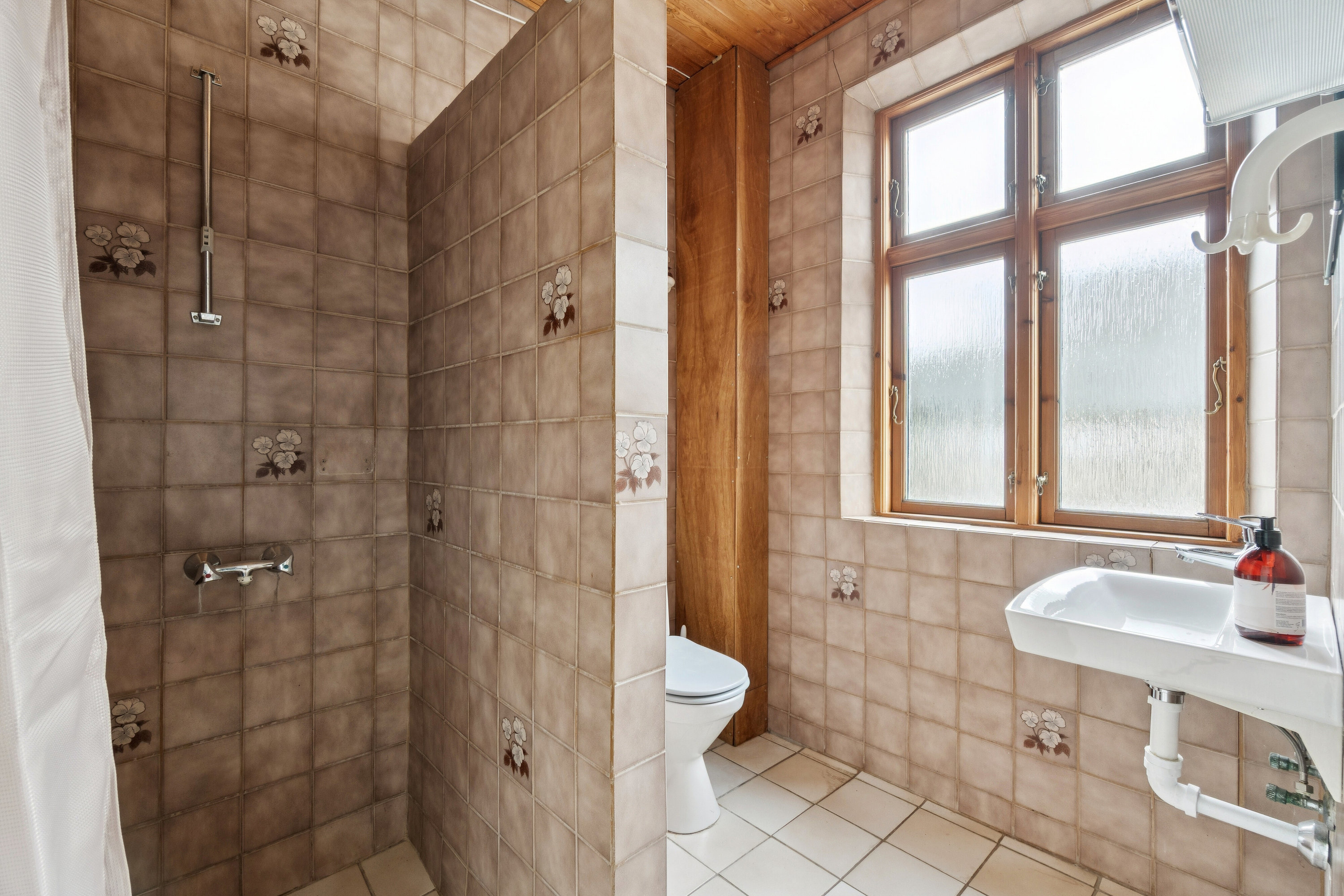 Fremhævet badeværelse ved baggang billede i fuldskærmstilstand. Billede af Engløkken 5, Bullerup, 5320 Agedrup