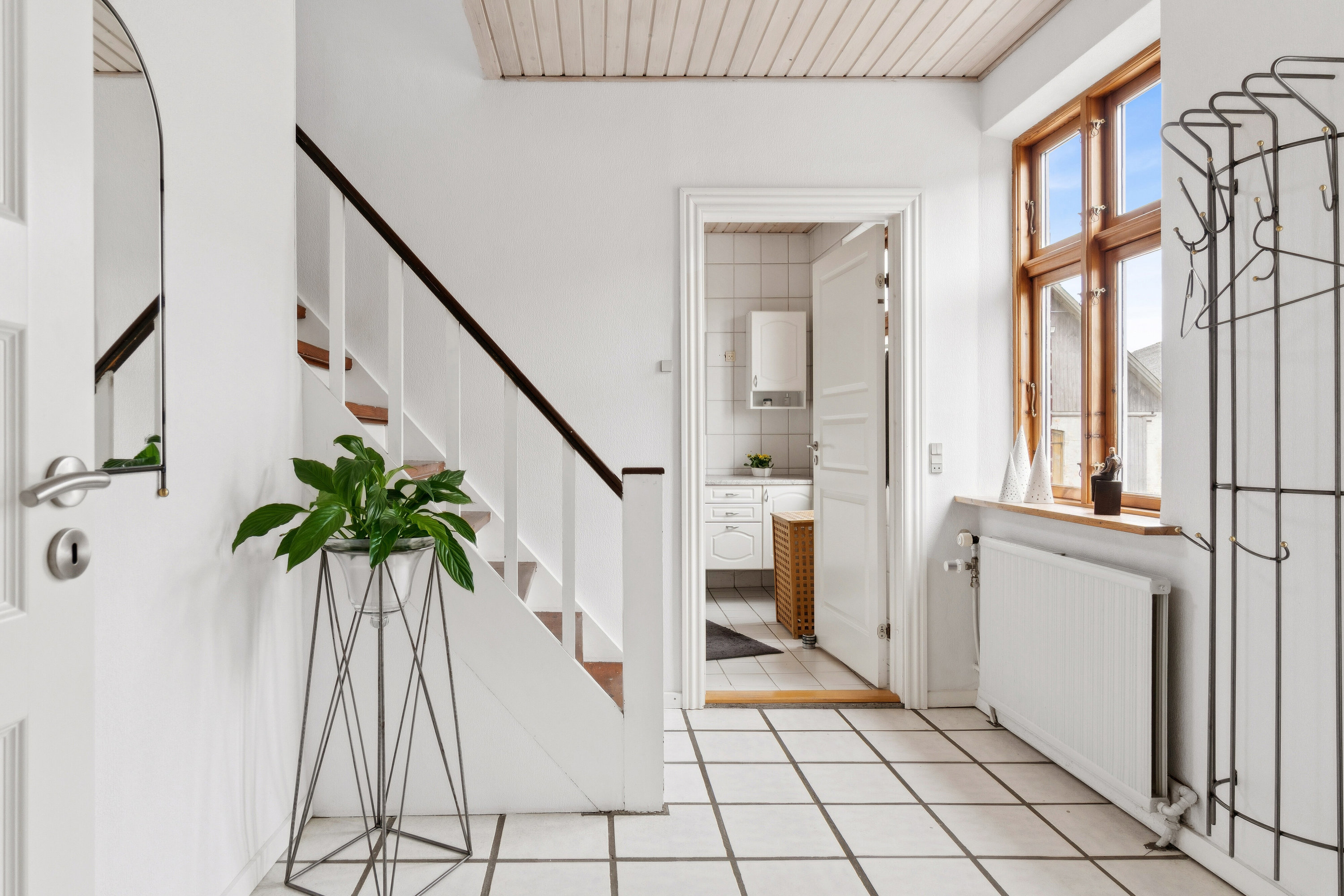 Fremhævet hall med trappe til 1. sal billede i fuldskærmstilstand. Billede af Engløkken 5, Bullerup, 5320 Agedrup