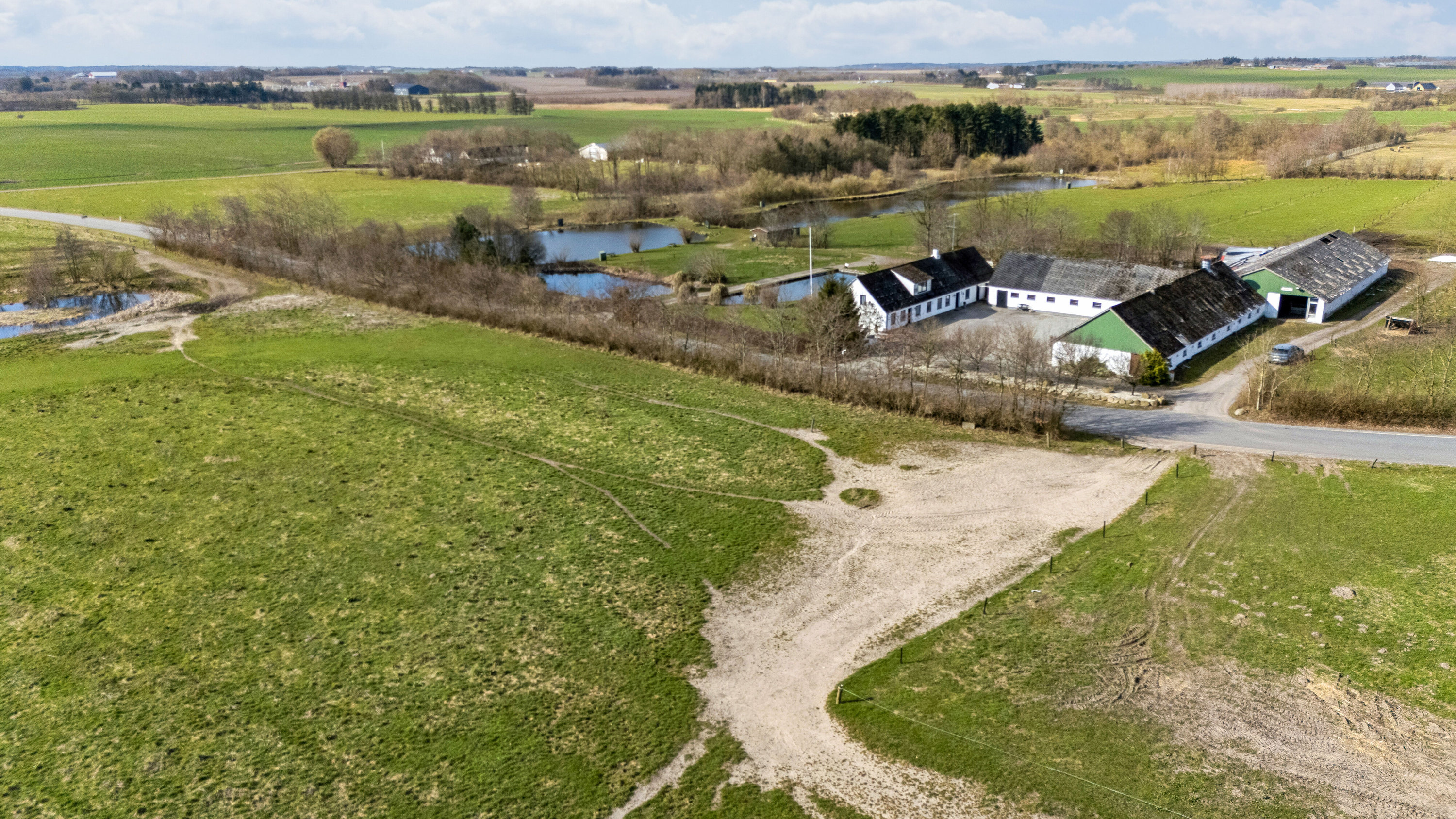 Fremhævet luftfoto billede i fuldskærmstilstand. Billede af Gønderupvej 10, 9760 Vrå